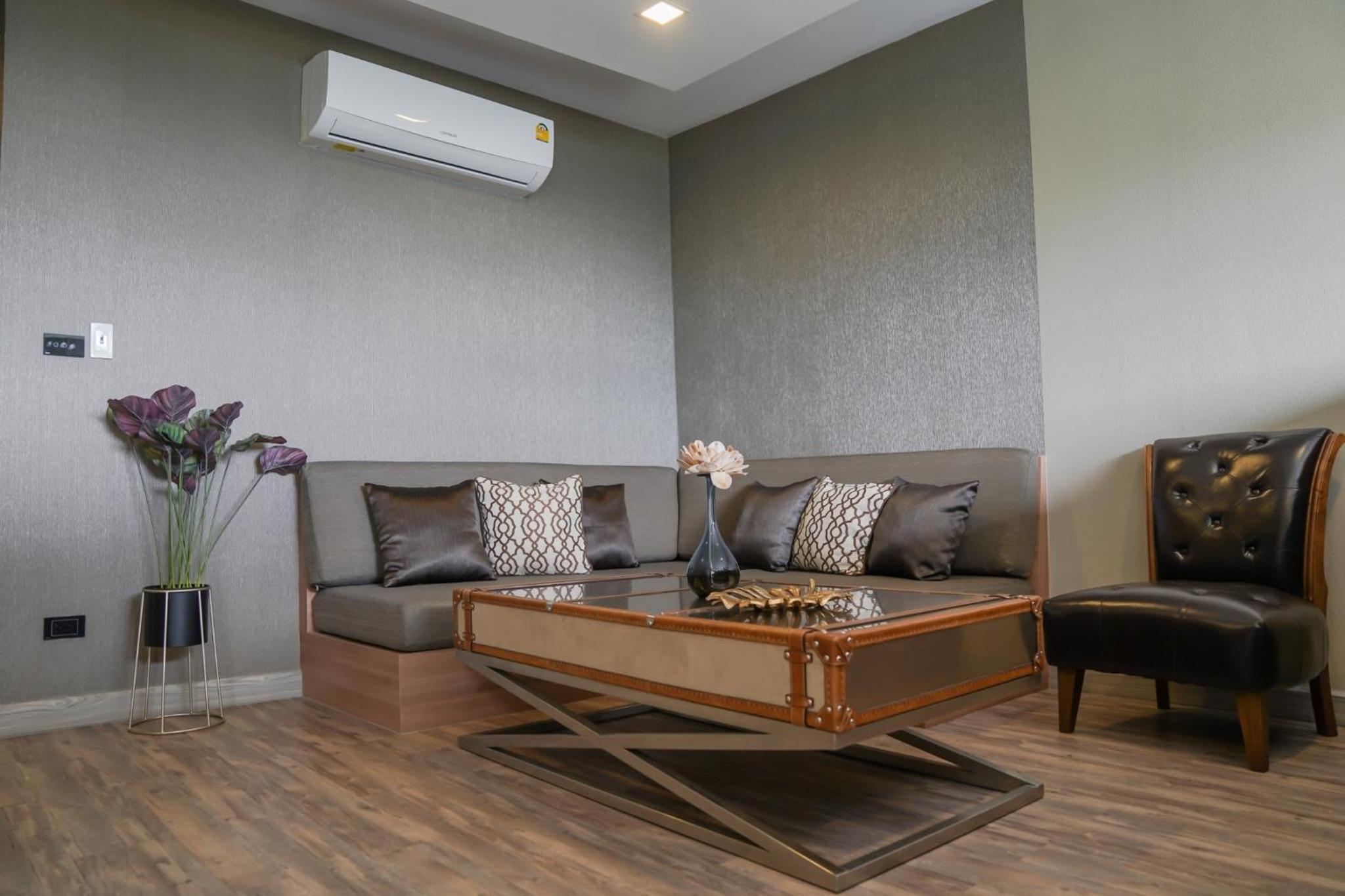Executive Suite - Photo 12
