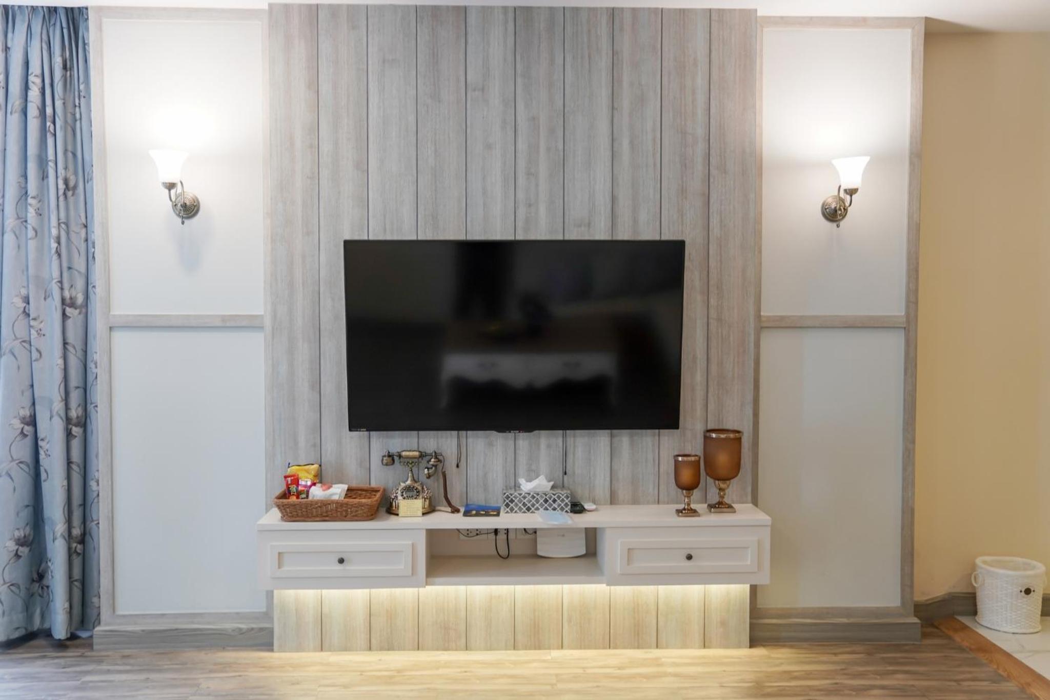 Executive Suite - Photo 11