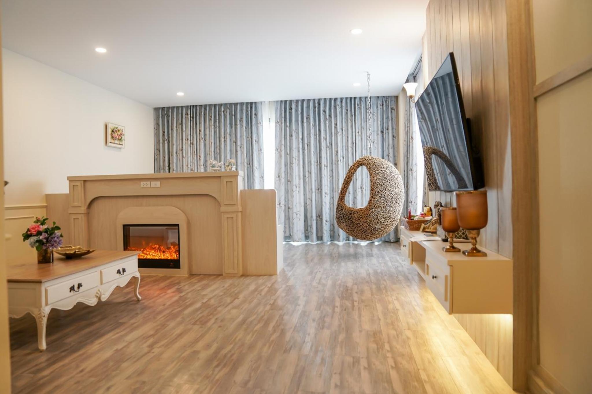 Executive Suite - Photo 16