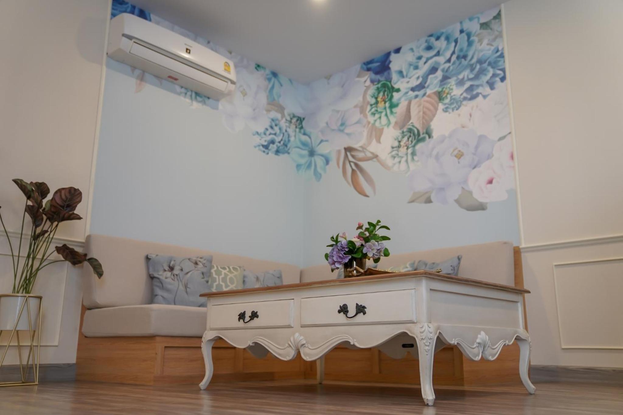 Executive Suite - Photo 17