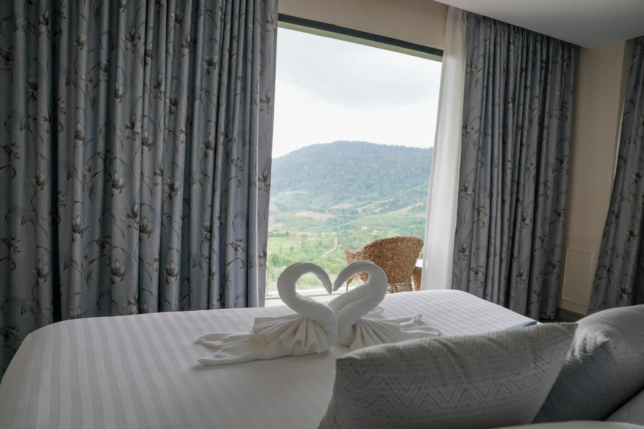 Executive Suite - Photo 8