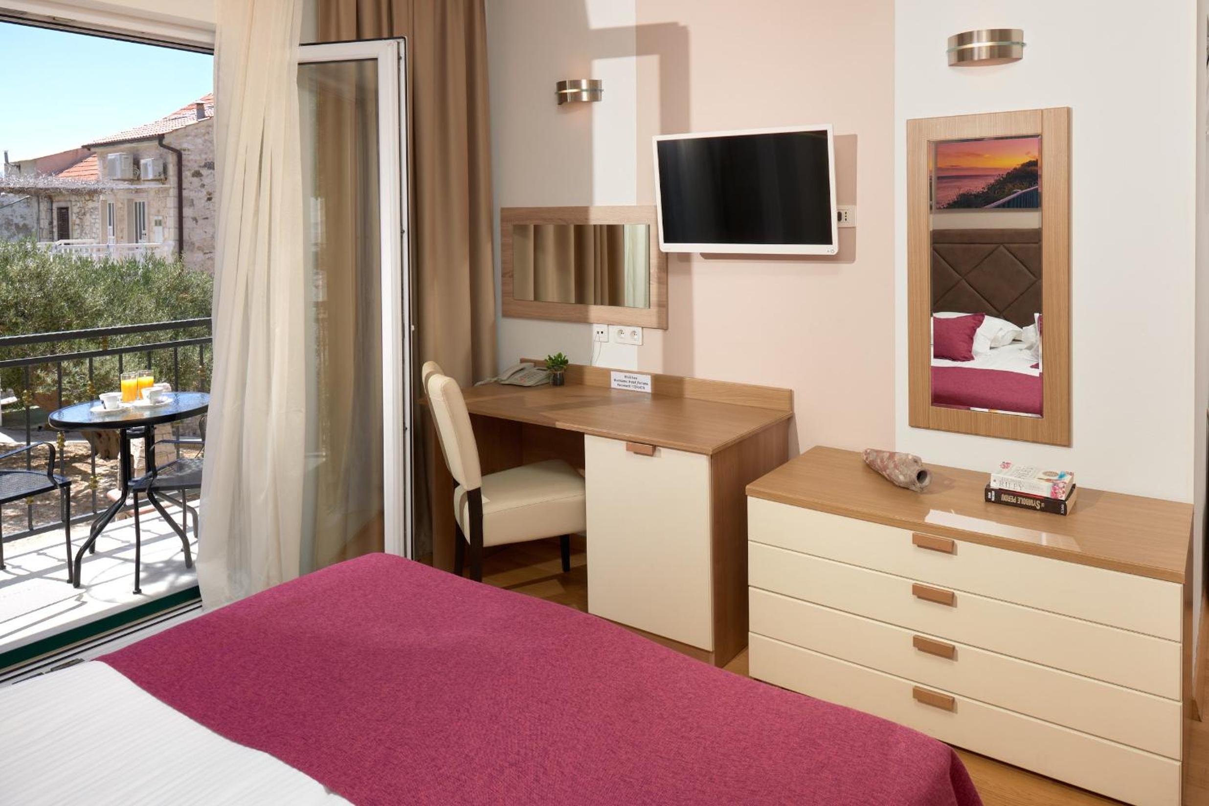 Double Room with Partial Sea View - Photo 1