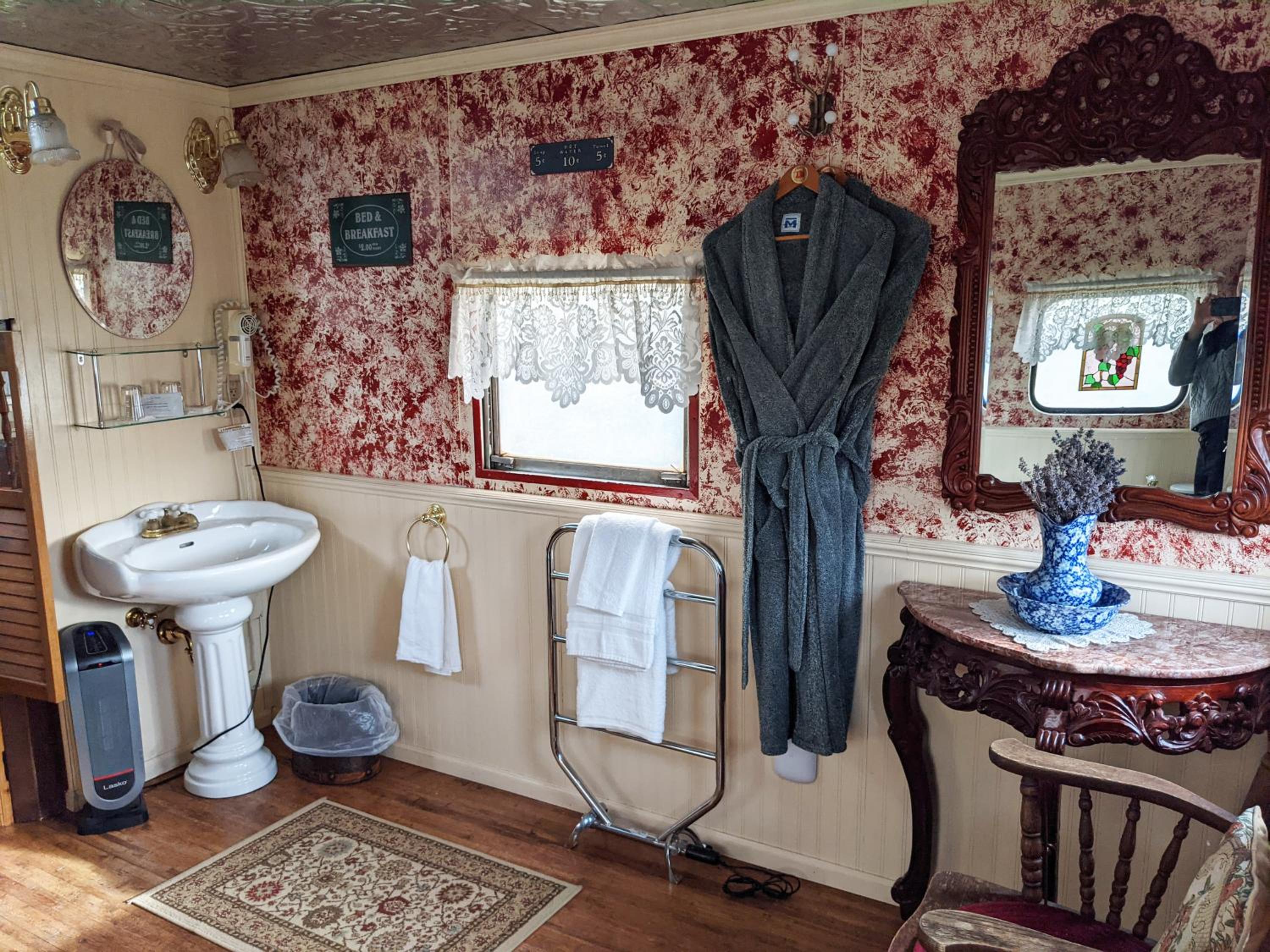 "Wild West" - Queen Studio Private Caboose photo 2