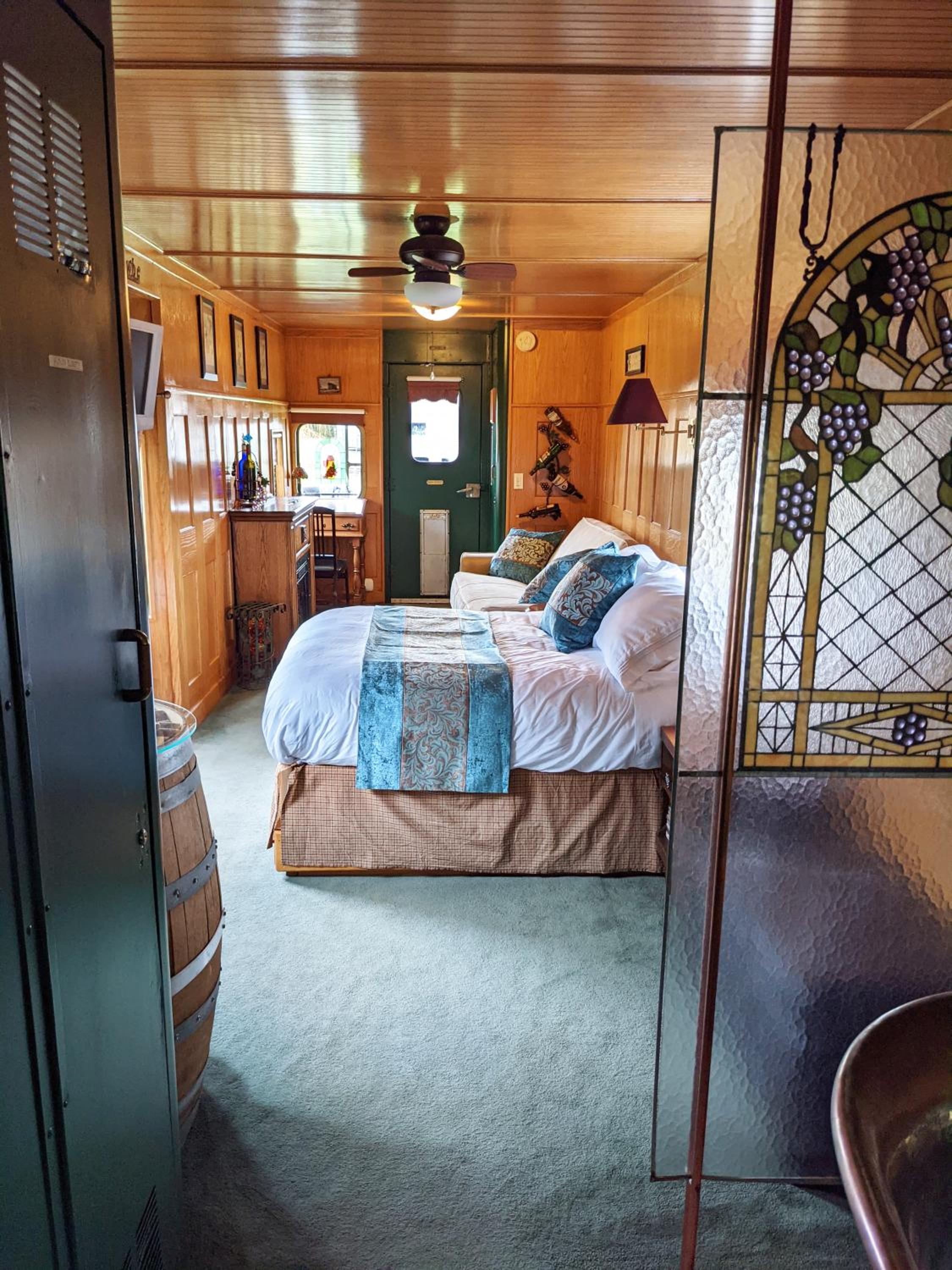 "Grape Escape" - Queen Studio Private Caboose photo 2