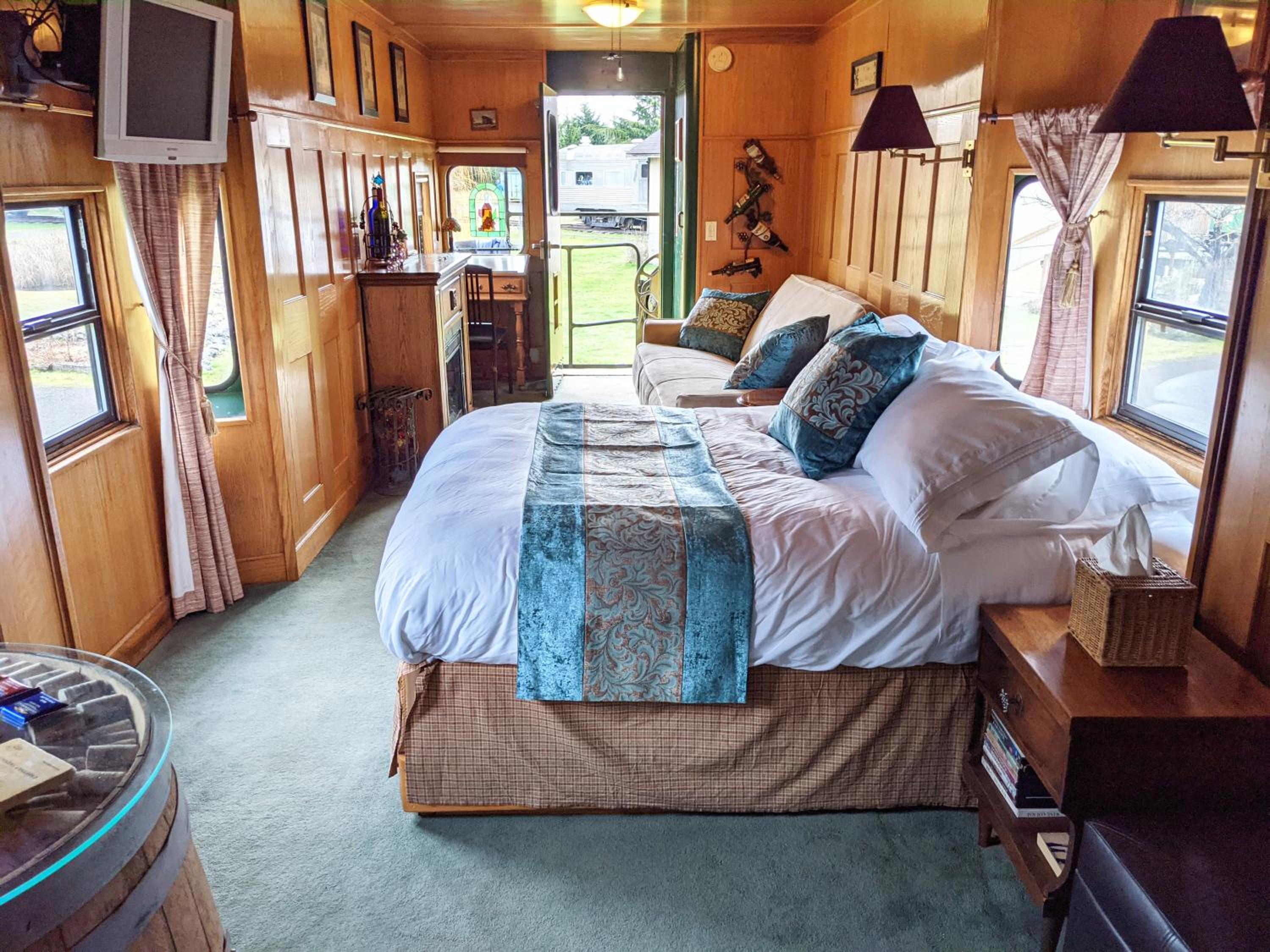"Grape Escape" - Queen Studio Private Caboose