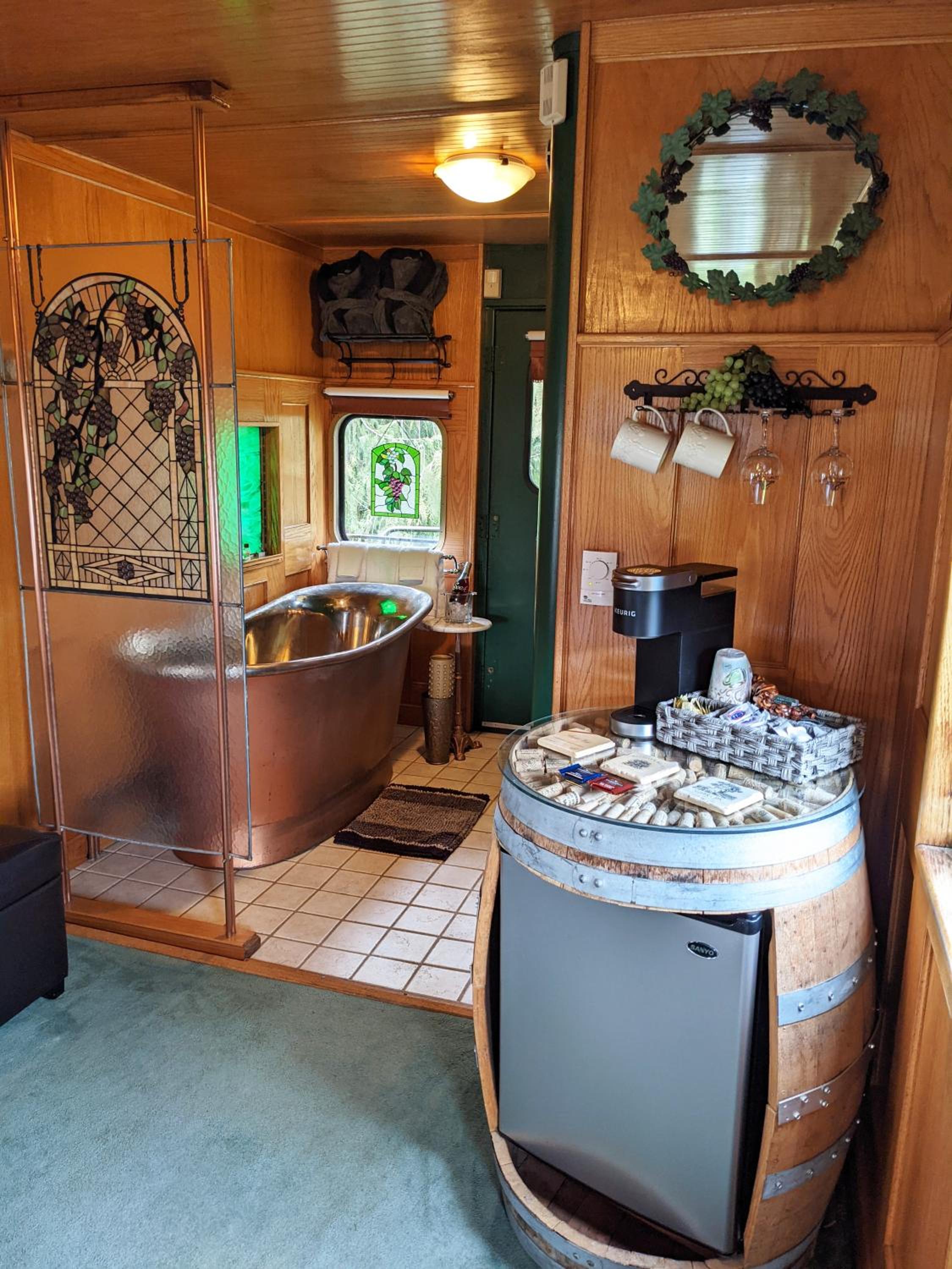 "Grape Escape" - Queen Studio Private Caboose photo 3
