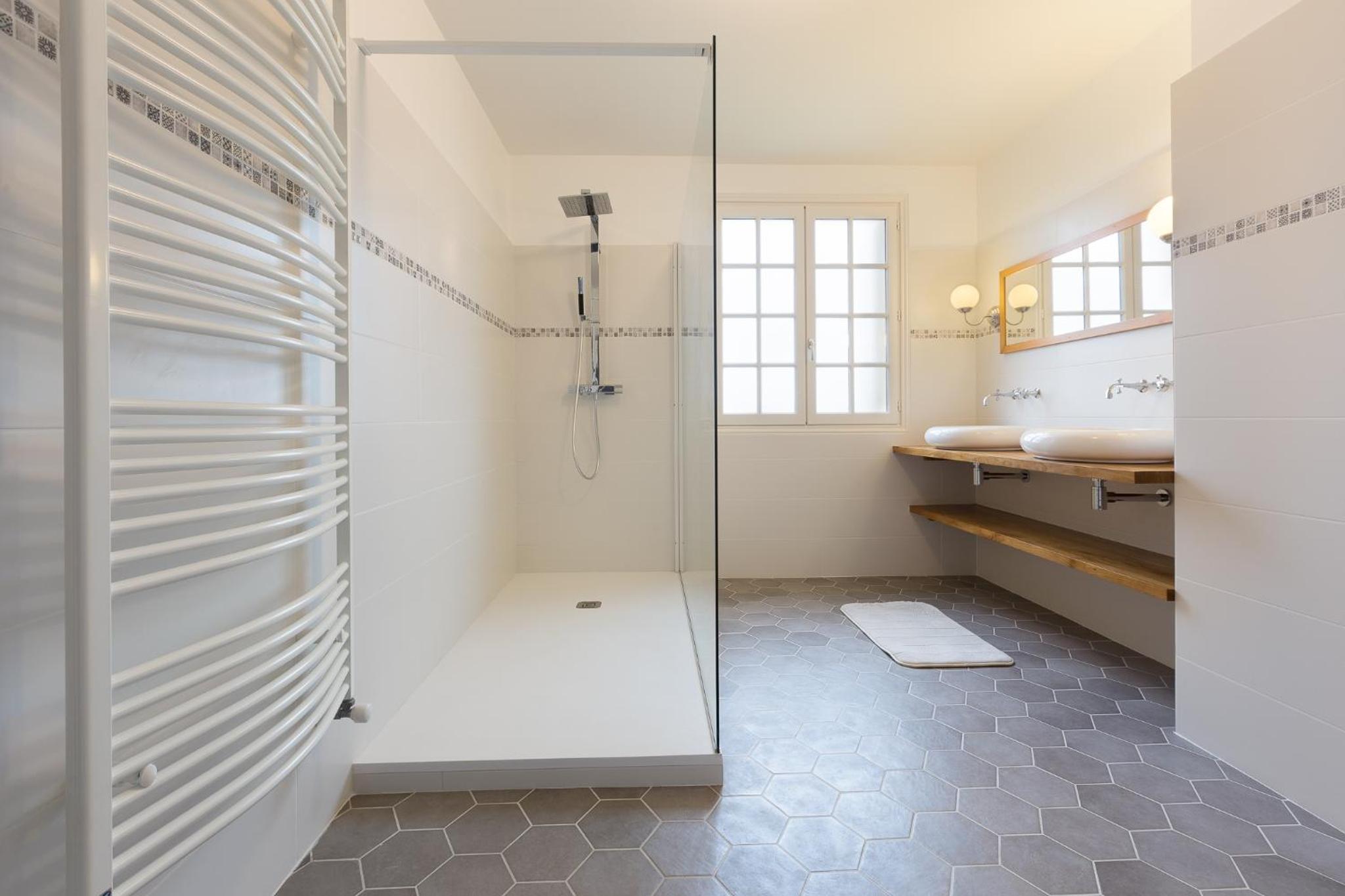 Family Room with Private Bathroom photo 3