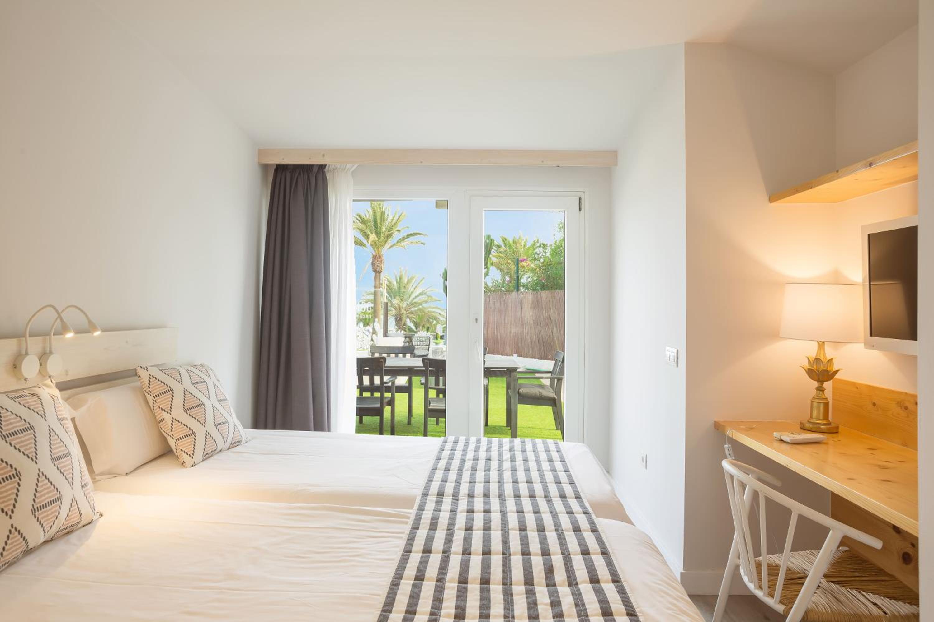 Deluxe Bungalow with Sea View - Photo 10