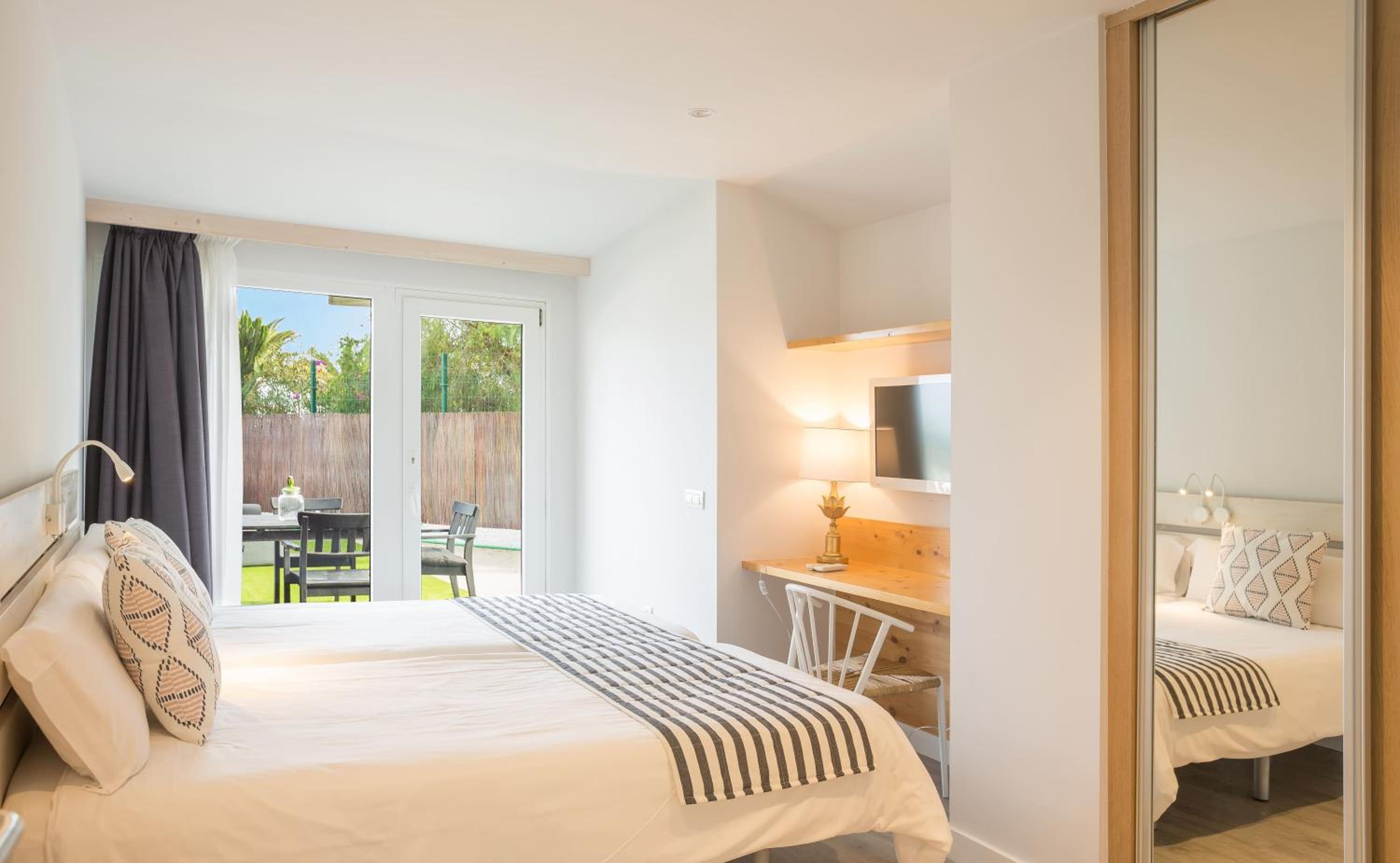 Deluxe Bungalow with Sea View - Photo 8