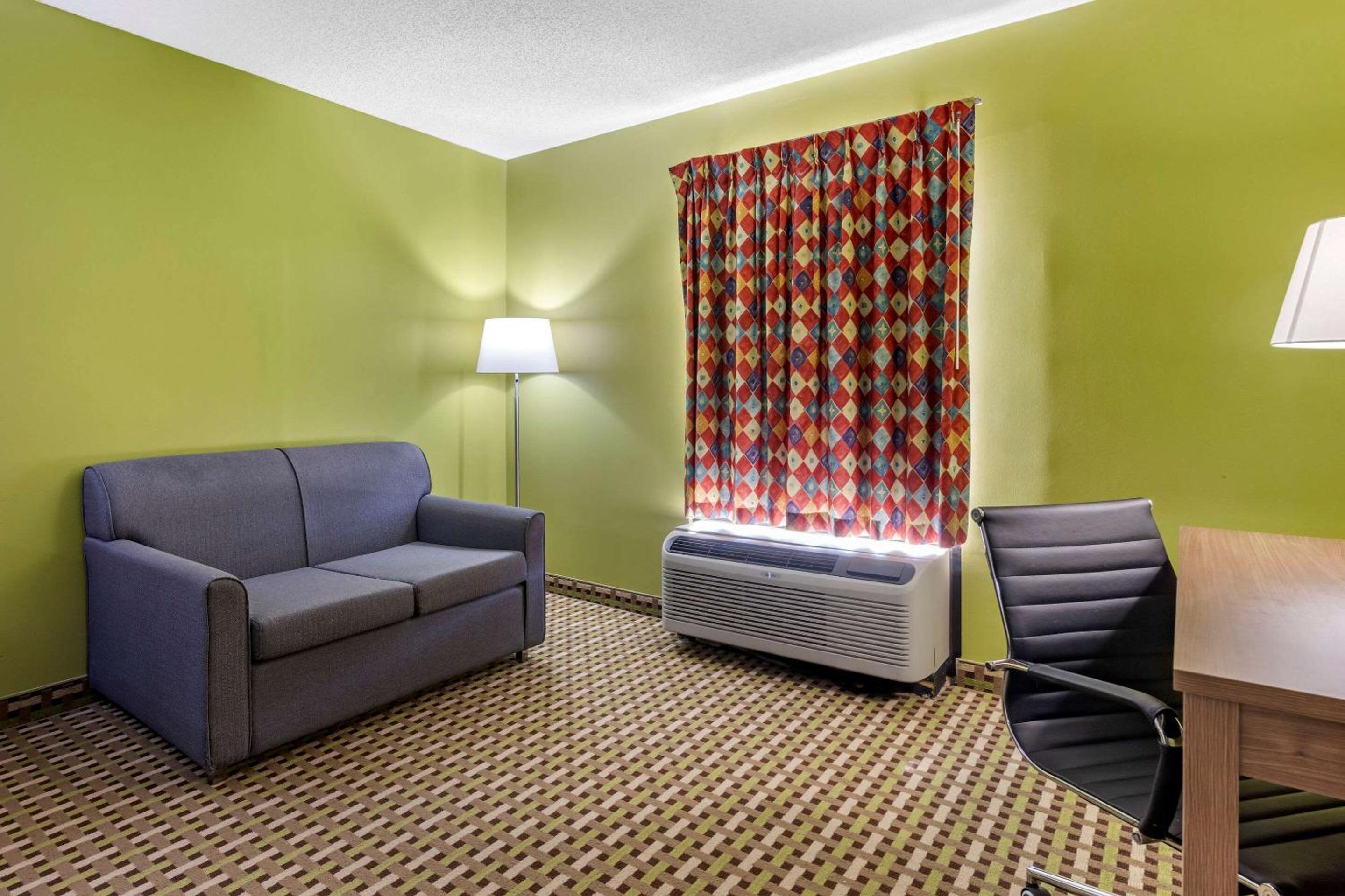 King Room with Sofa Bed - Non-Smoking - Photo 3