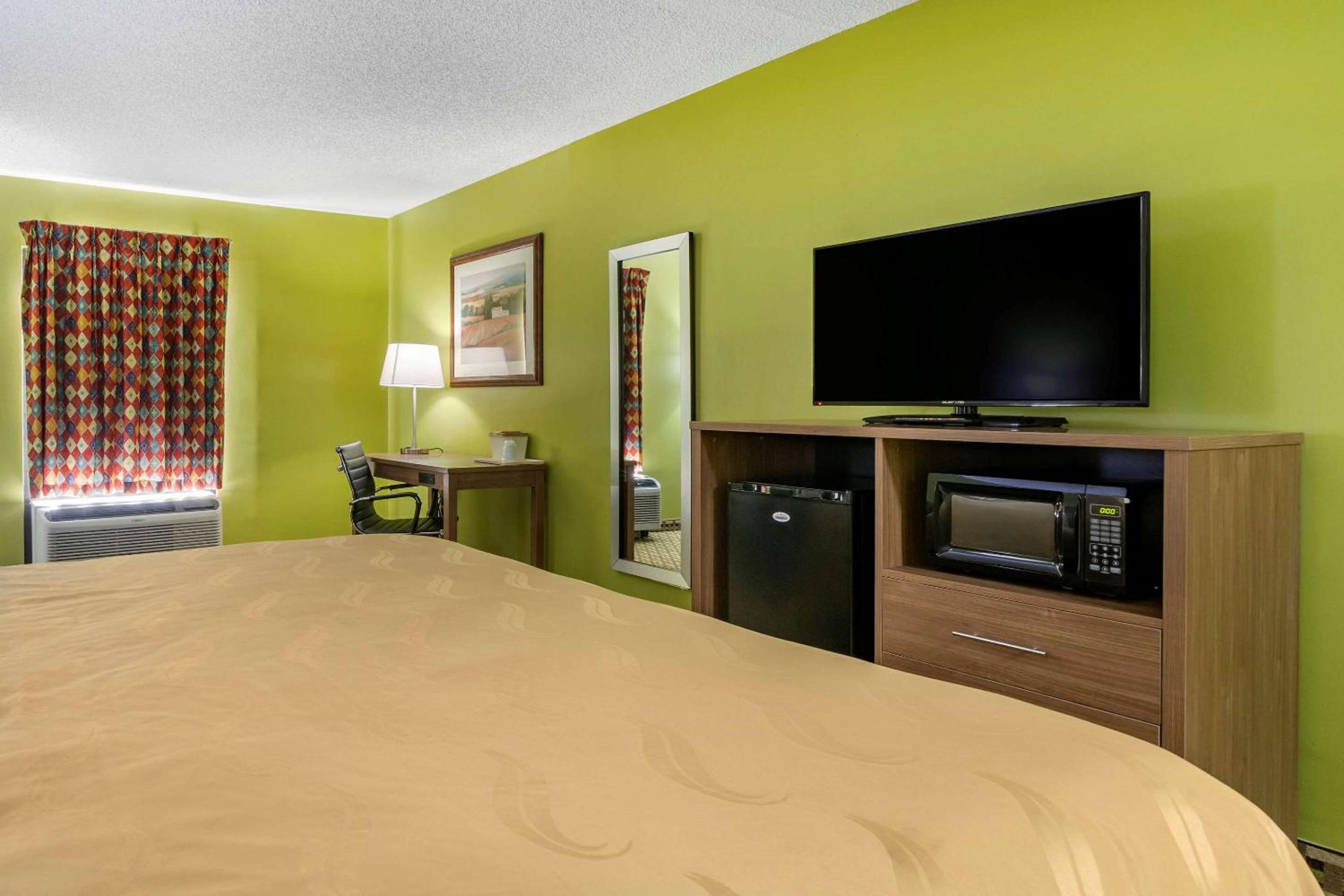 King Room with Sofa Bed - Non-Smoking - Photo 2