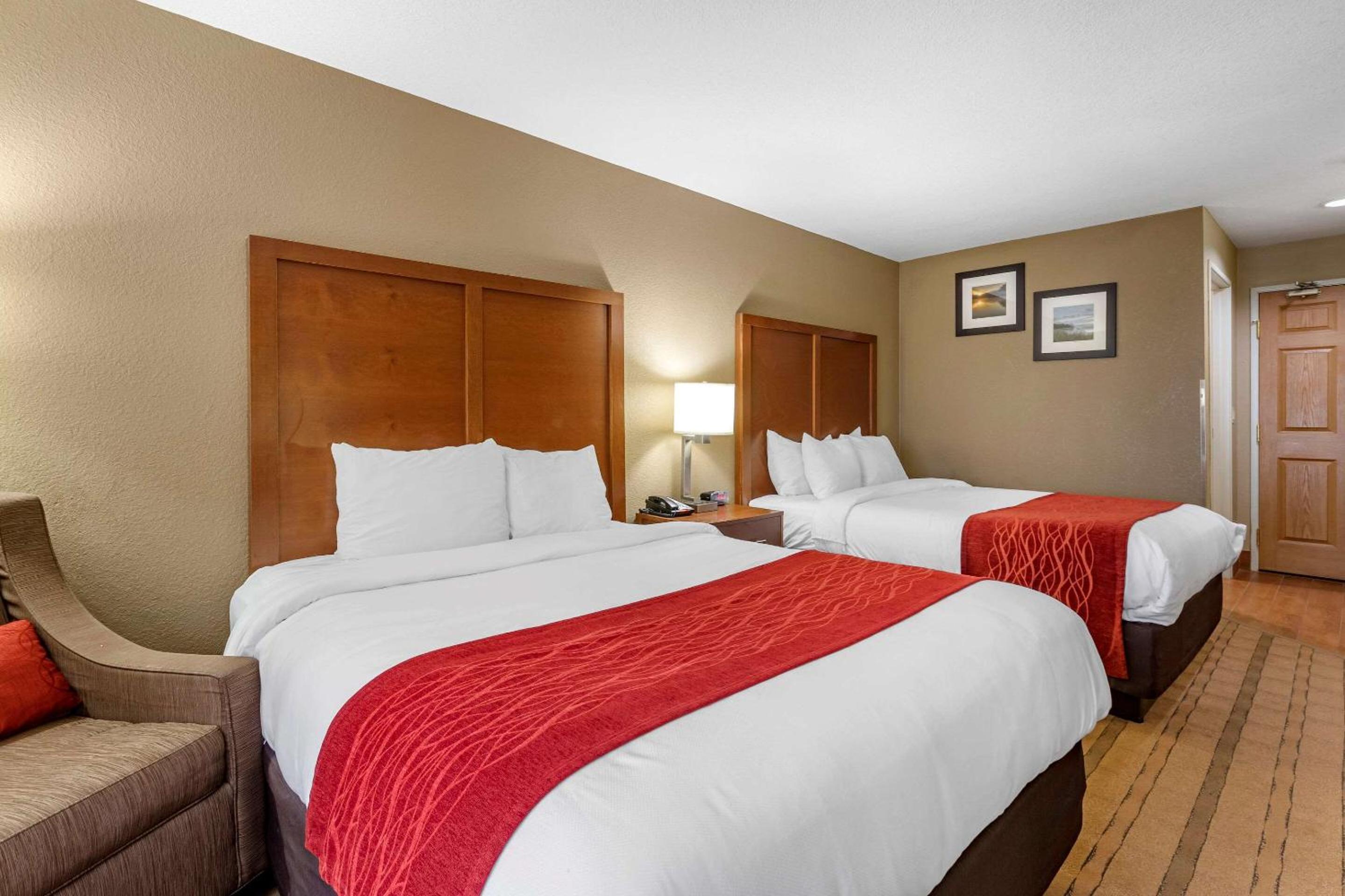 Queen Room with Two Queen Beds - Non-Smoking - Photo 1
