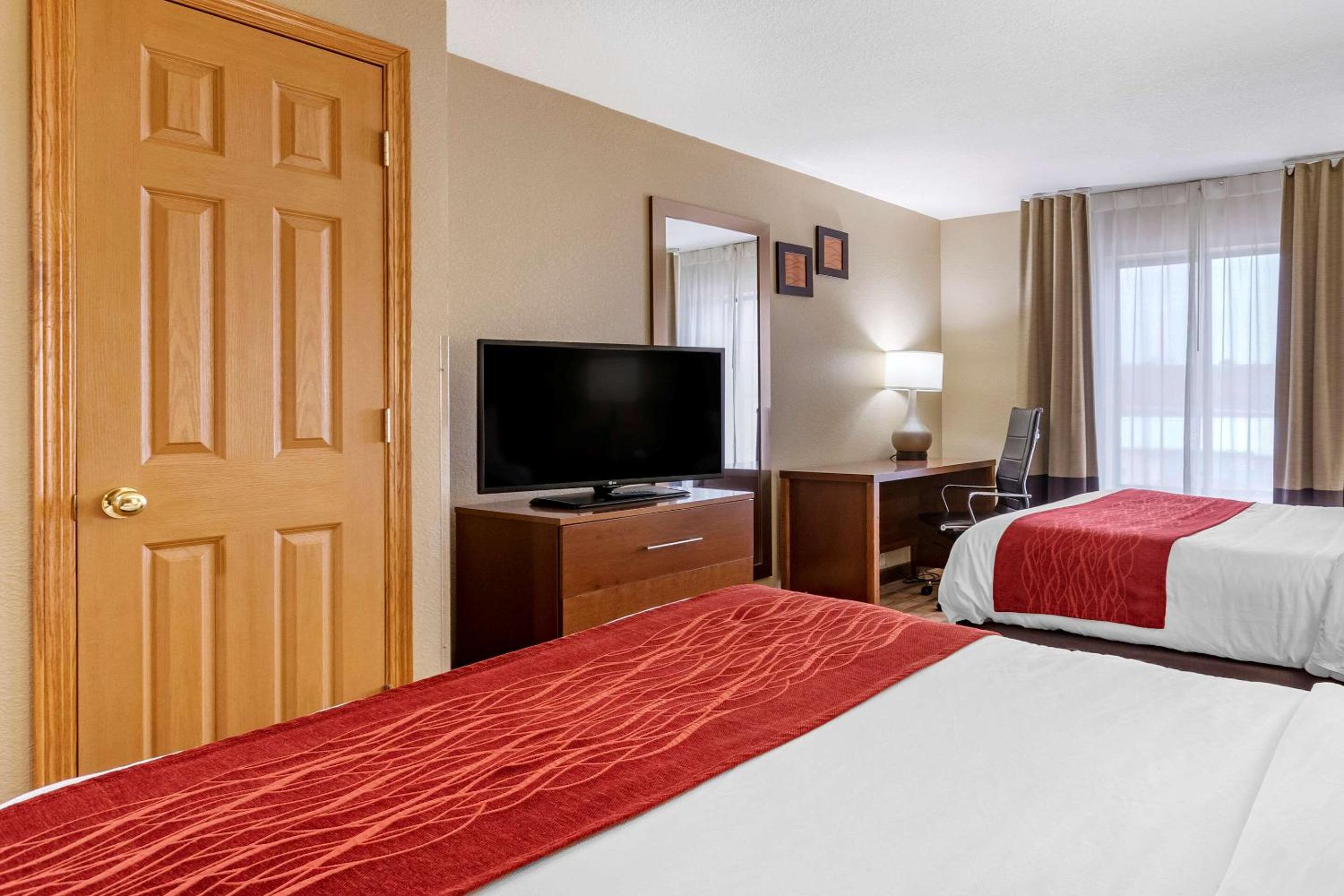 Queen Room with Two Queen Beds - Non-Smoking - Photo 3