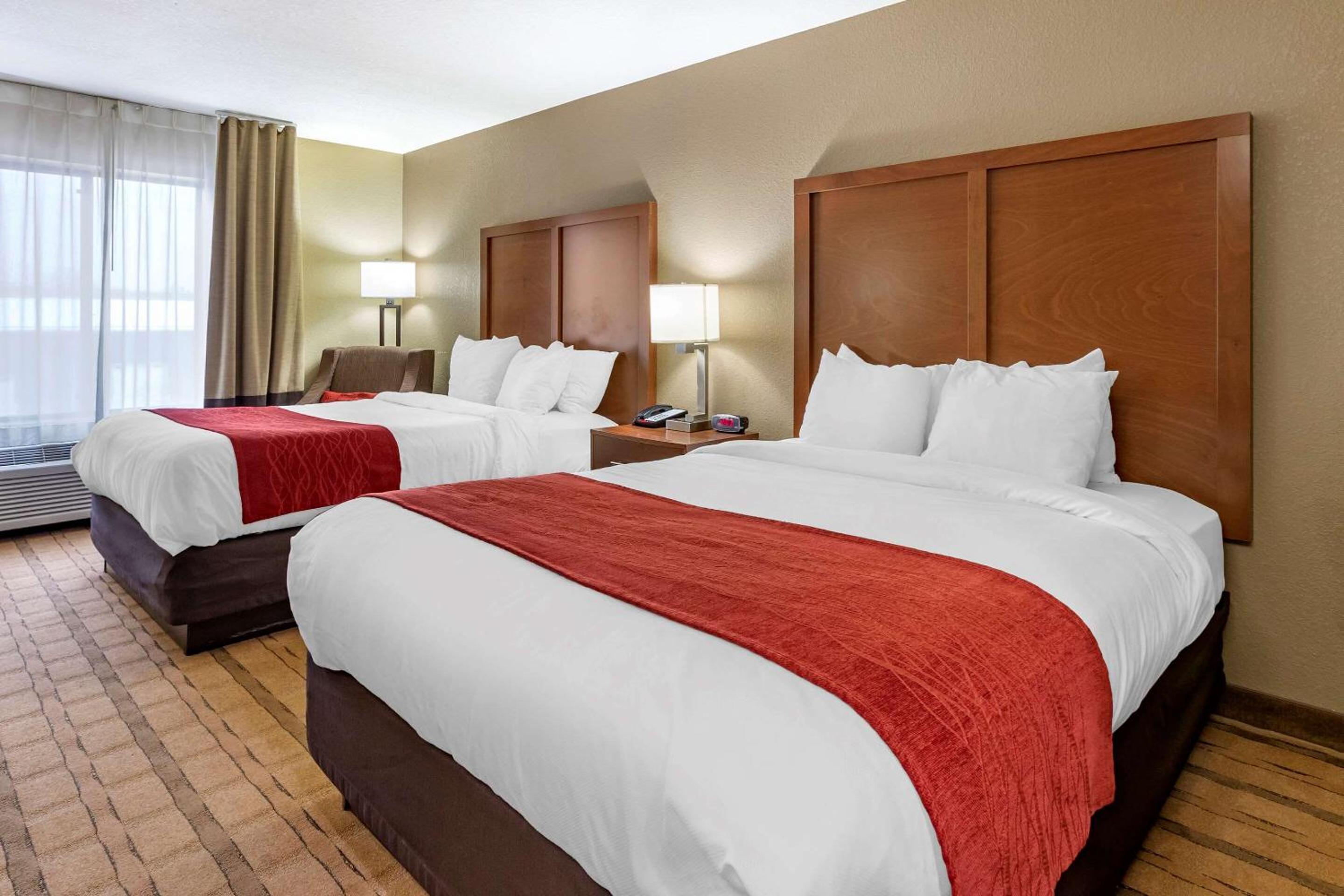 Queen Room with Two Queen Beds - Non-Smoking - Photo 4
