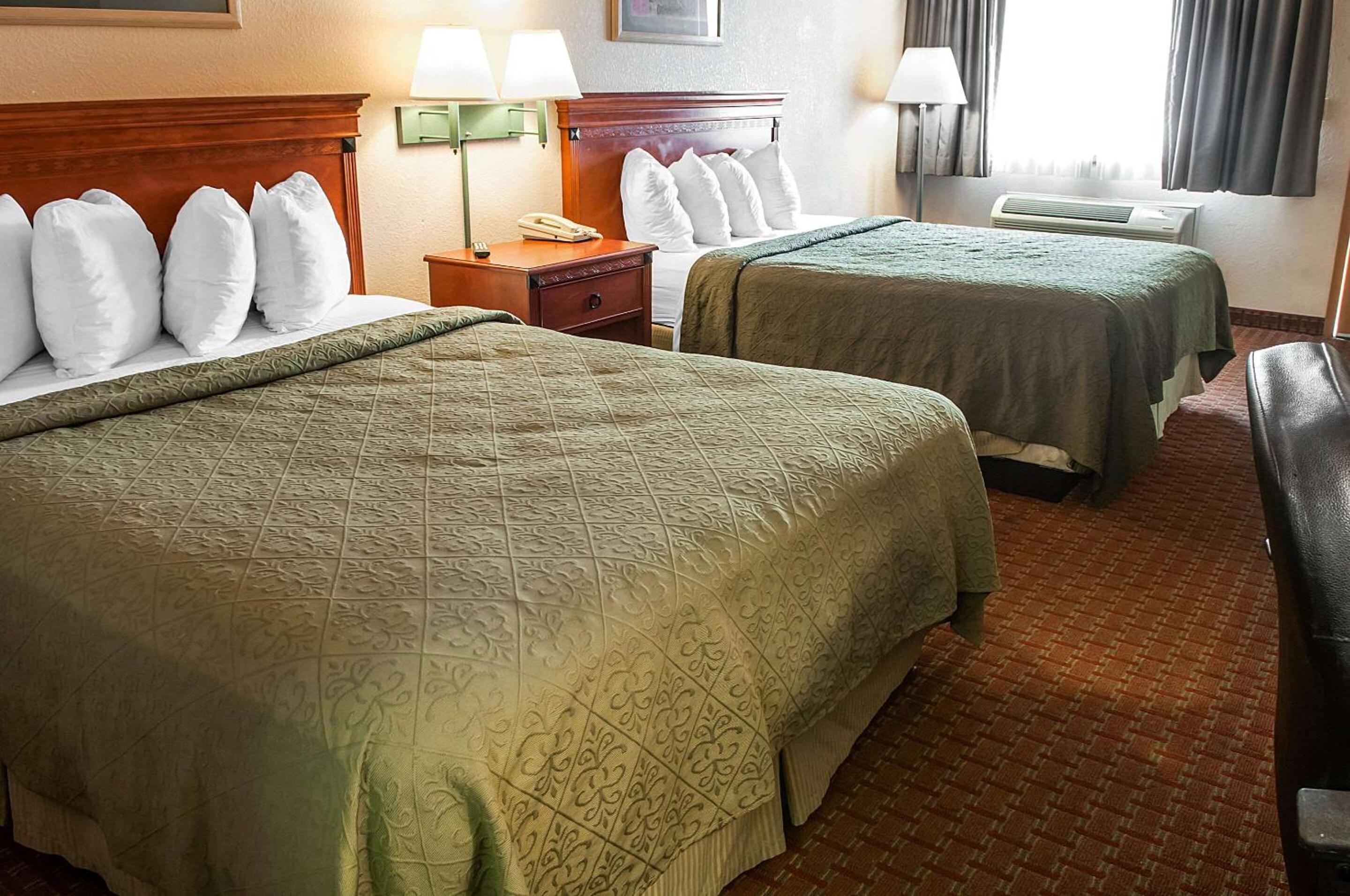 Standard Queen Room with Two Queen Beds - Non Smoking  - Photo 4
