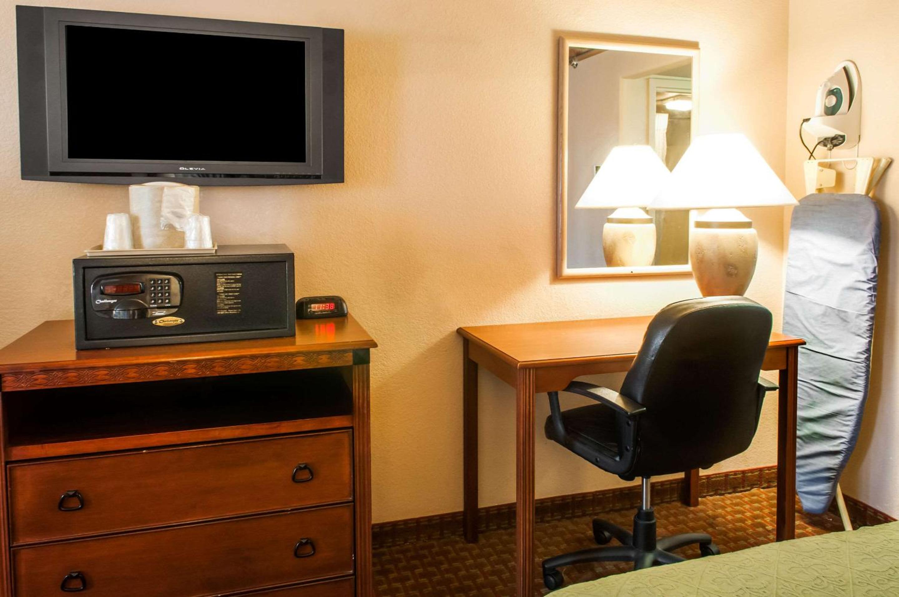 Standard Queen Room with Two Queen Beds - Non Smoking  - Photo 5