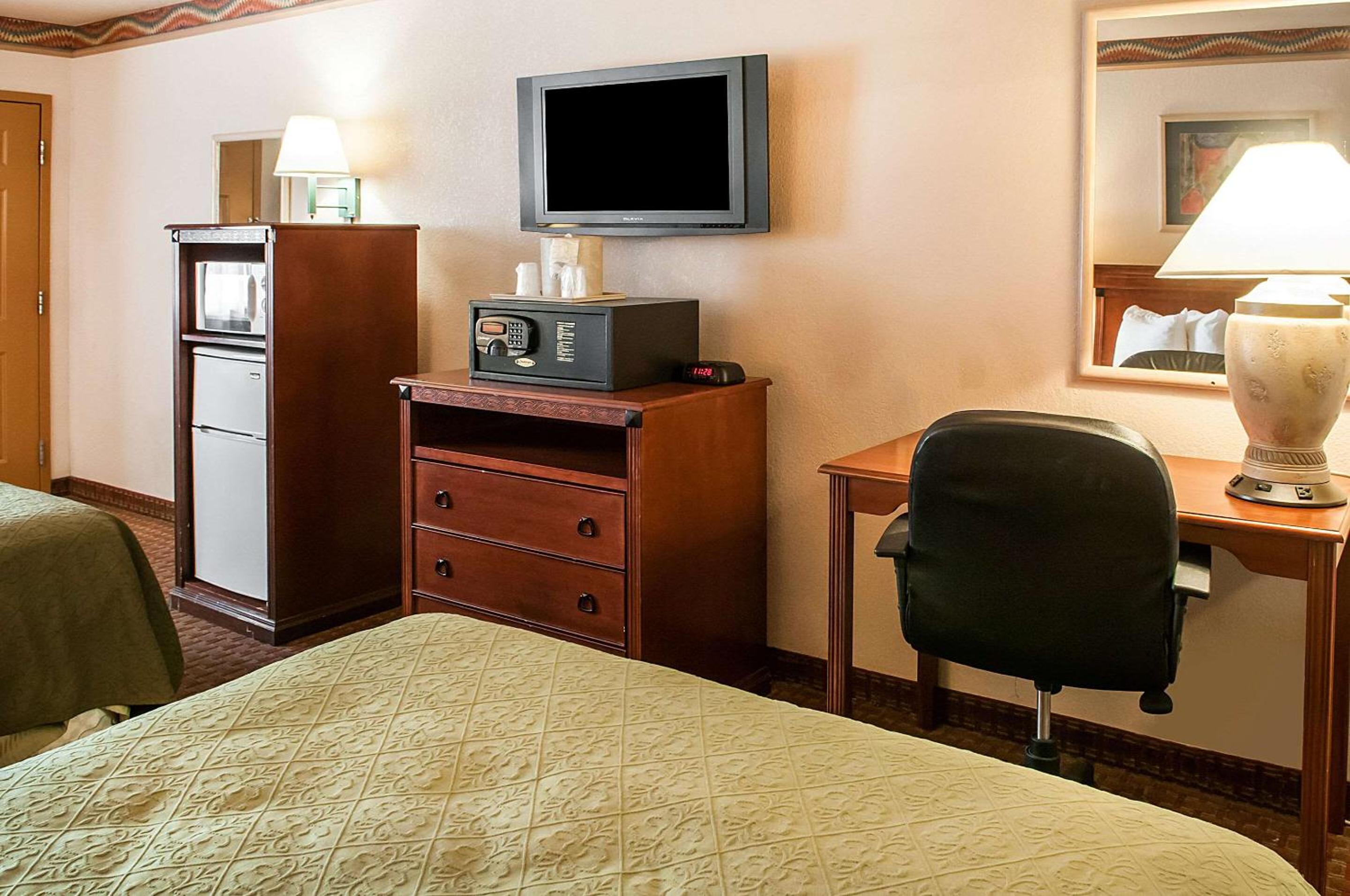 Standard Queen Room with Two Queen Beds - Non Smoking  - Photo 6