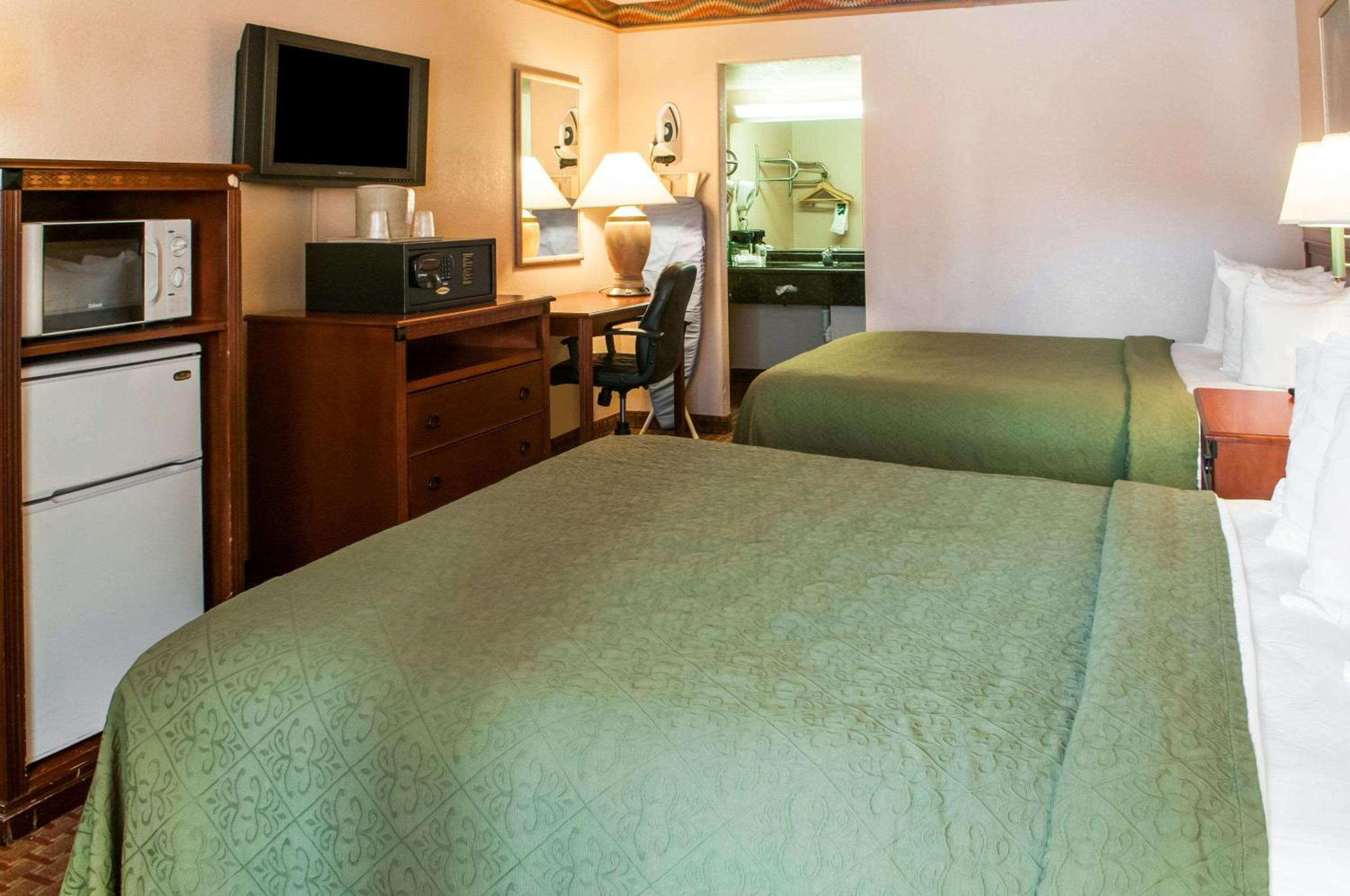 Standard Queen Room with Two Queen Beds - Non Smoking  - Photo 2