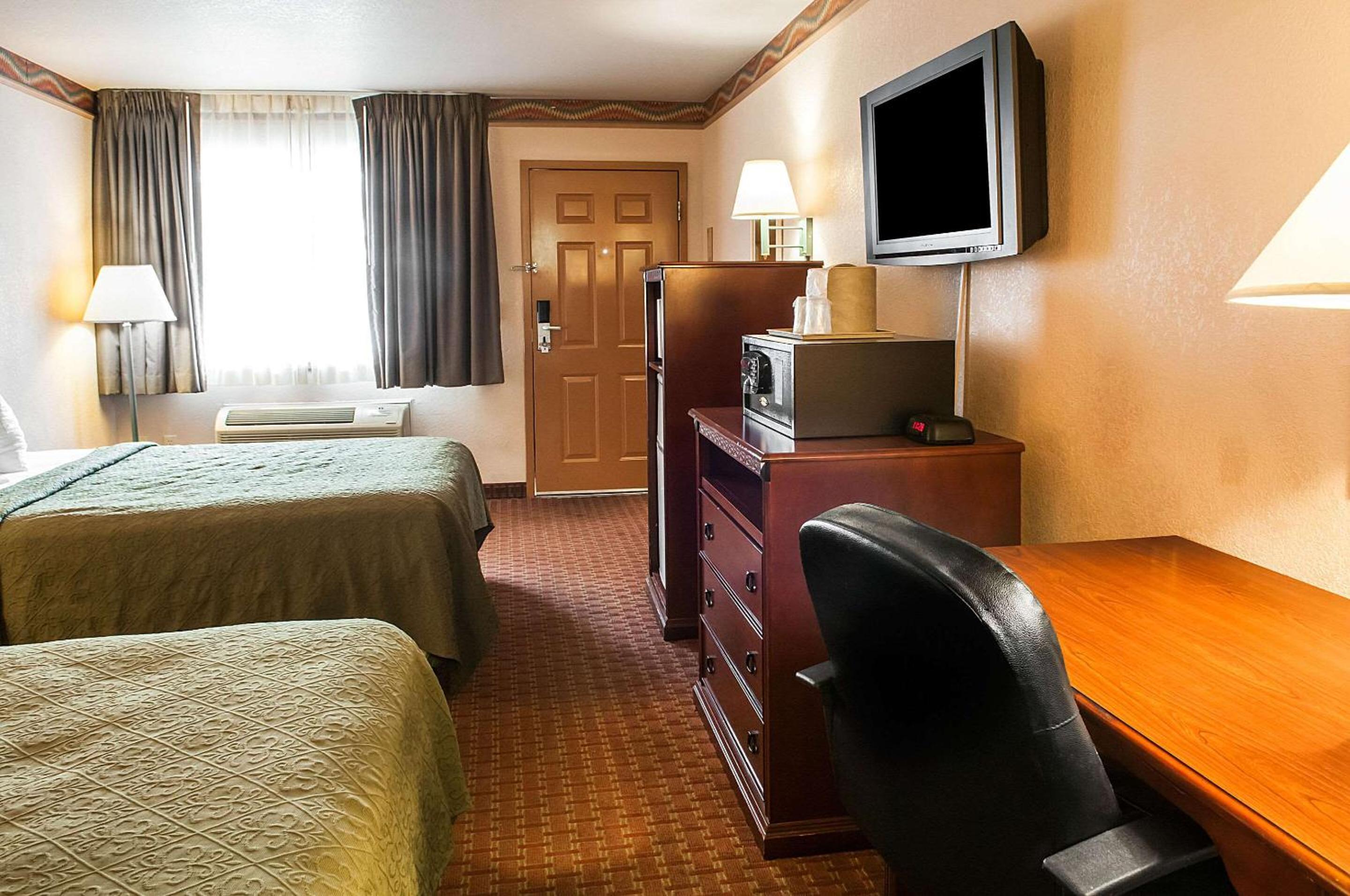 Standard Queen Room with Two Queen Beds - Non Smoking  - Photo 3