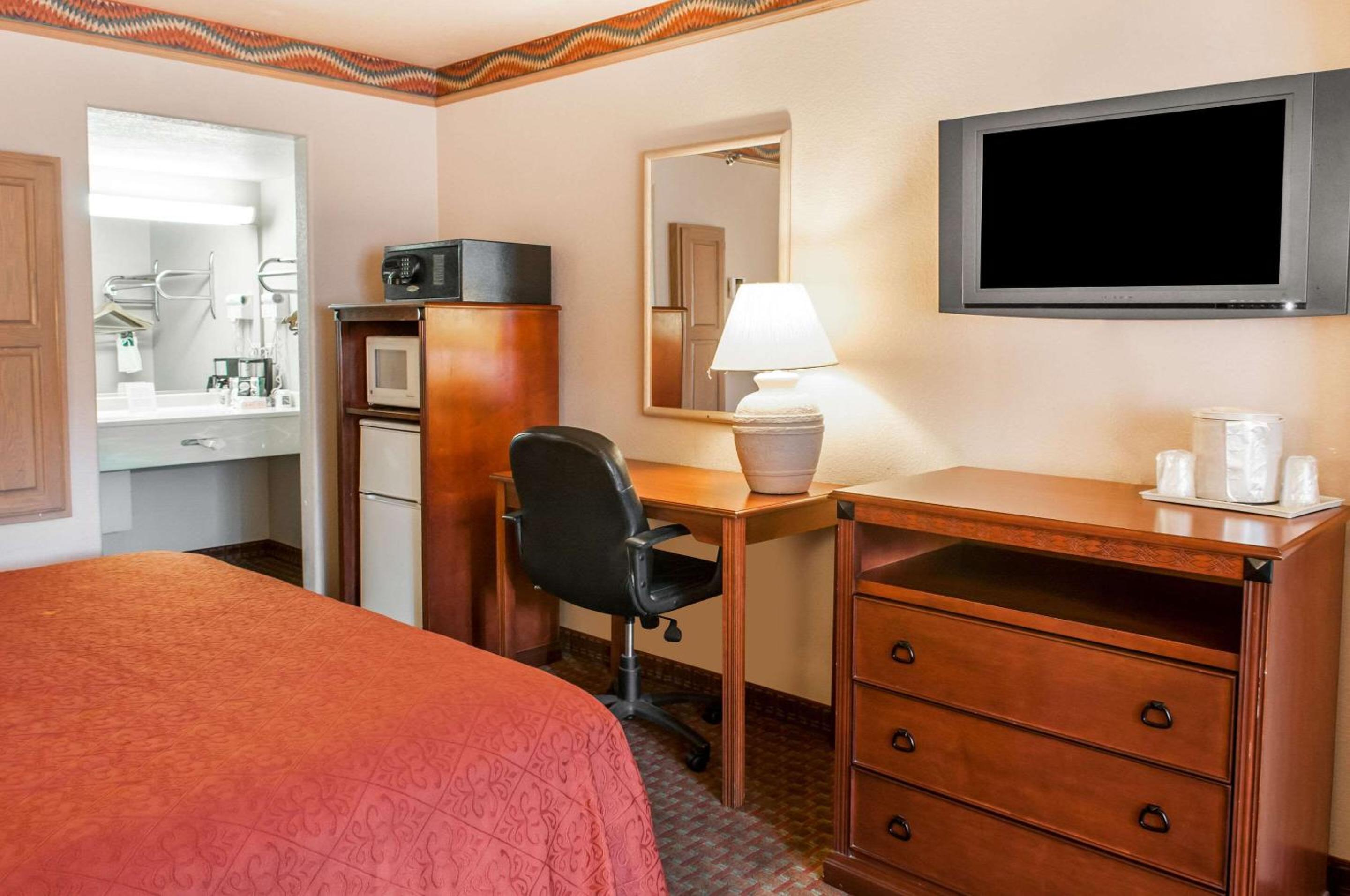 Superior King Suite - Non-Smoking - Photo 10