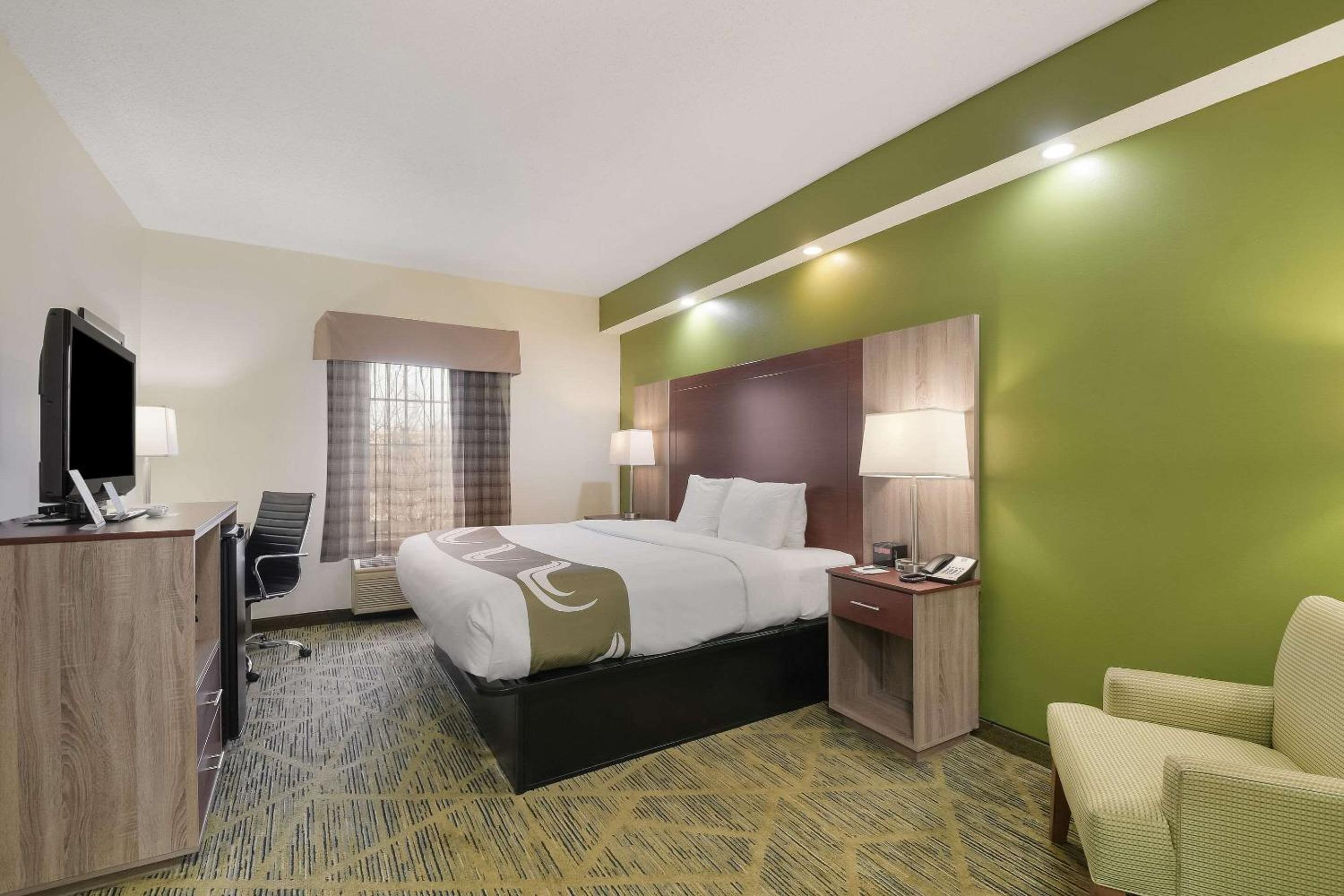 King Room - Accessible/Non-Smoking - Photo 2