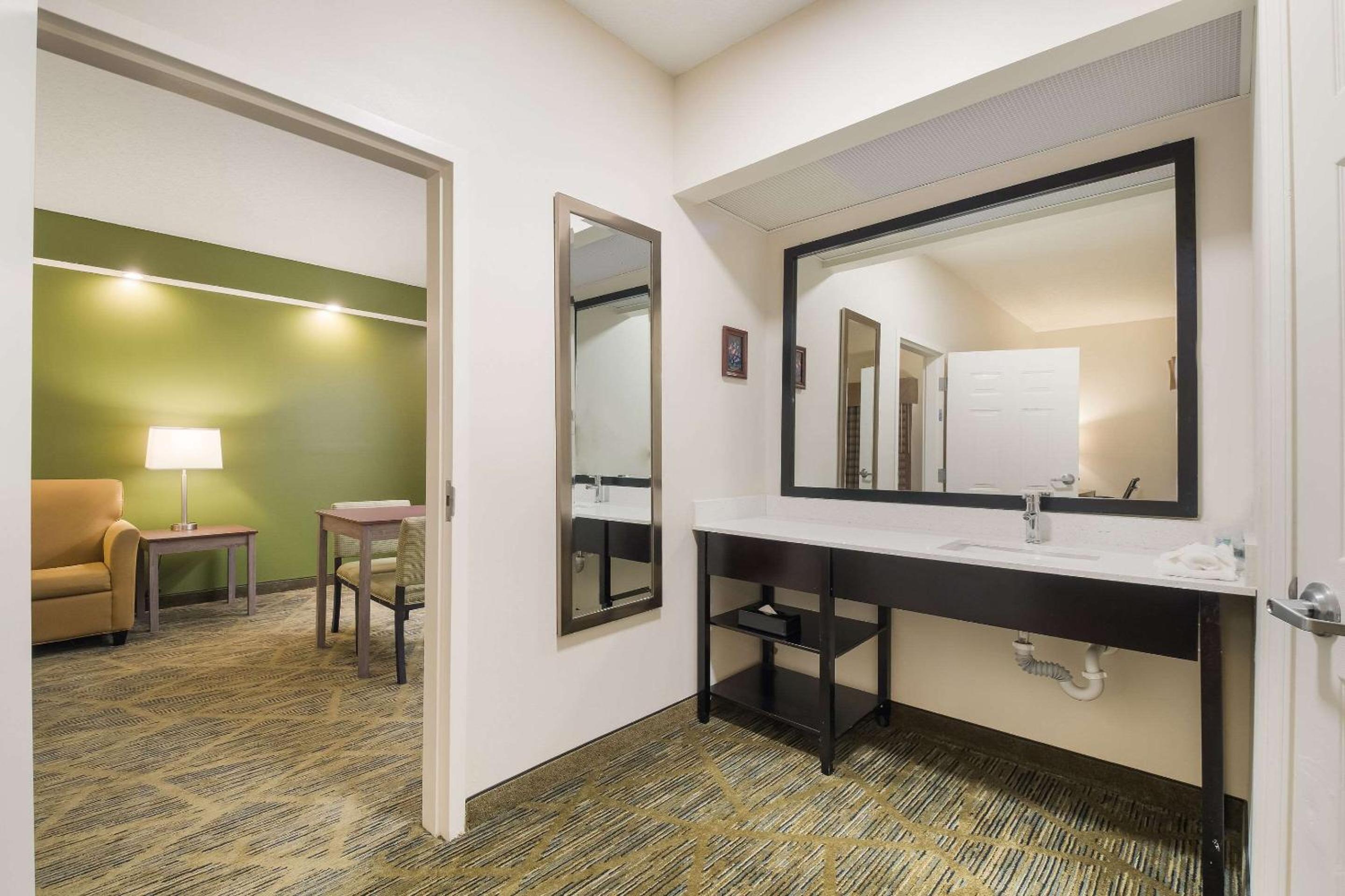 King Suite - Accessible/Non-Smoking - Photo 3