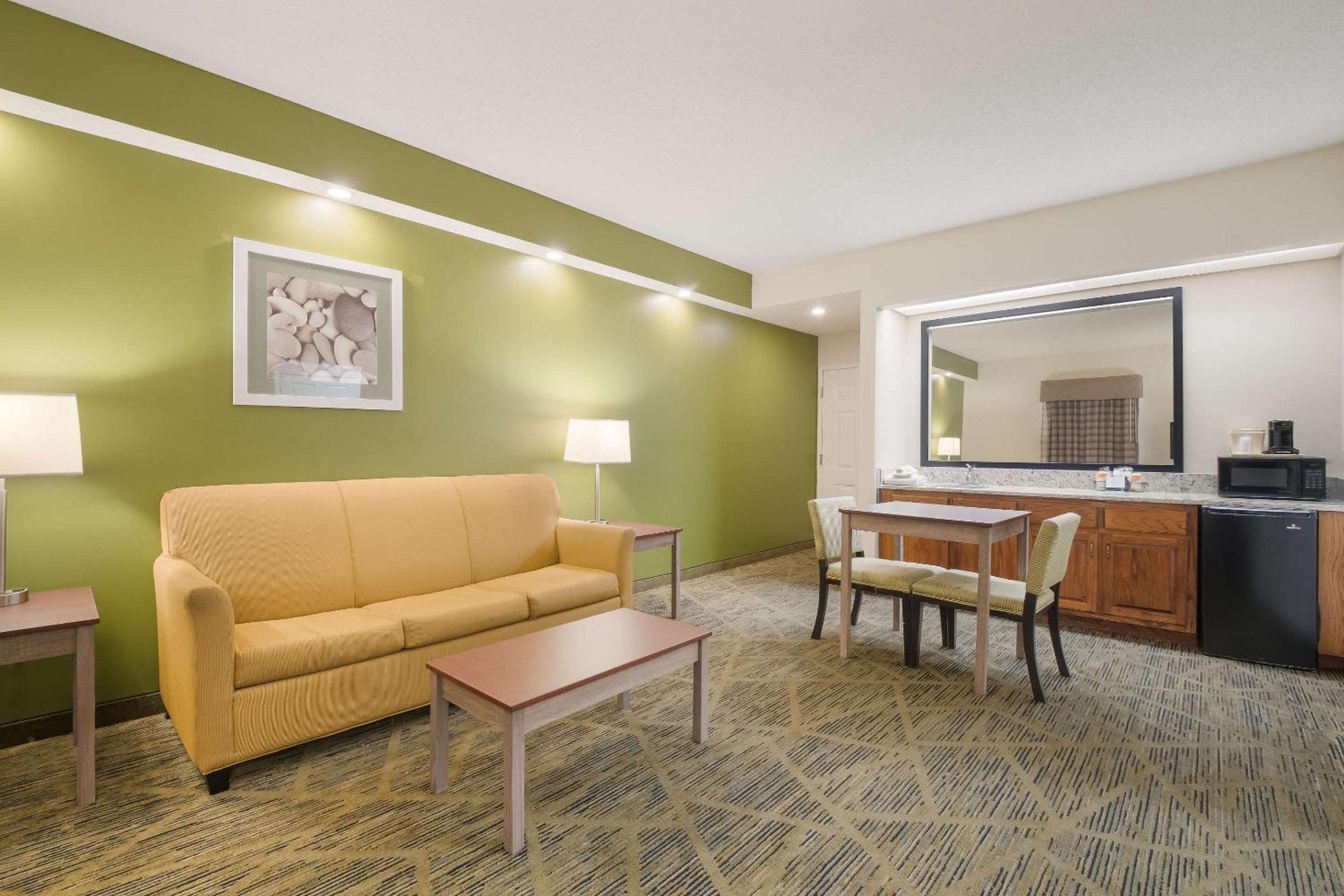 King Suite - Accessible/Non-Smoking - Photo 5