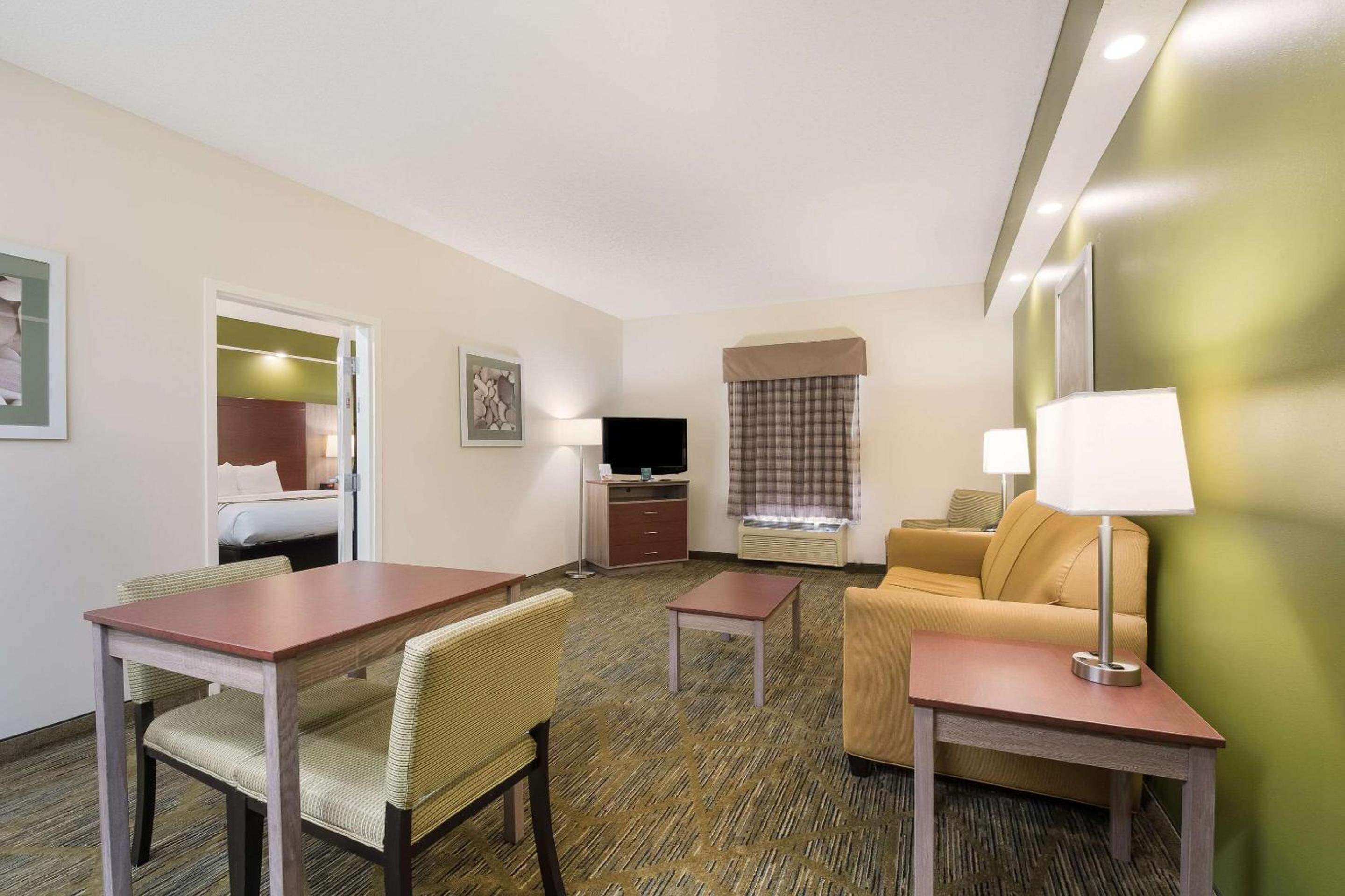 King Suite - Accessible/Non-Smoking - Photo 4