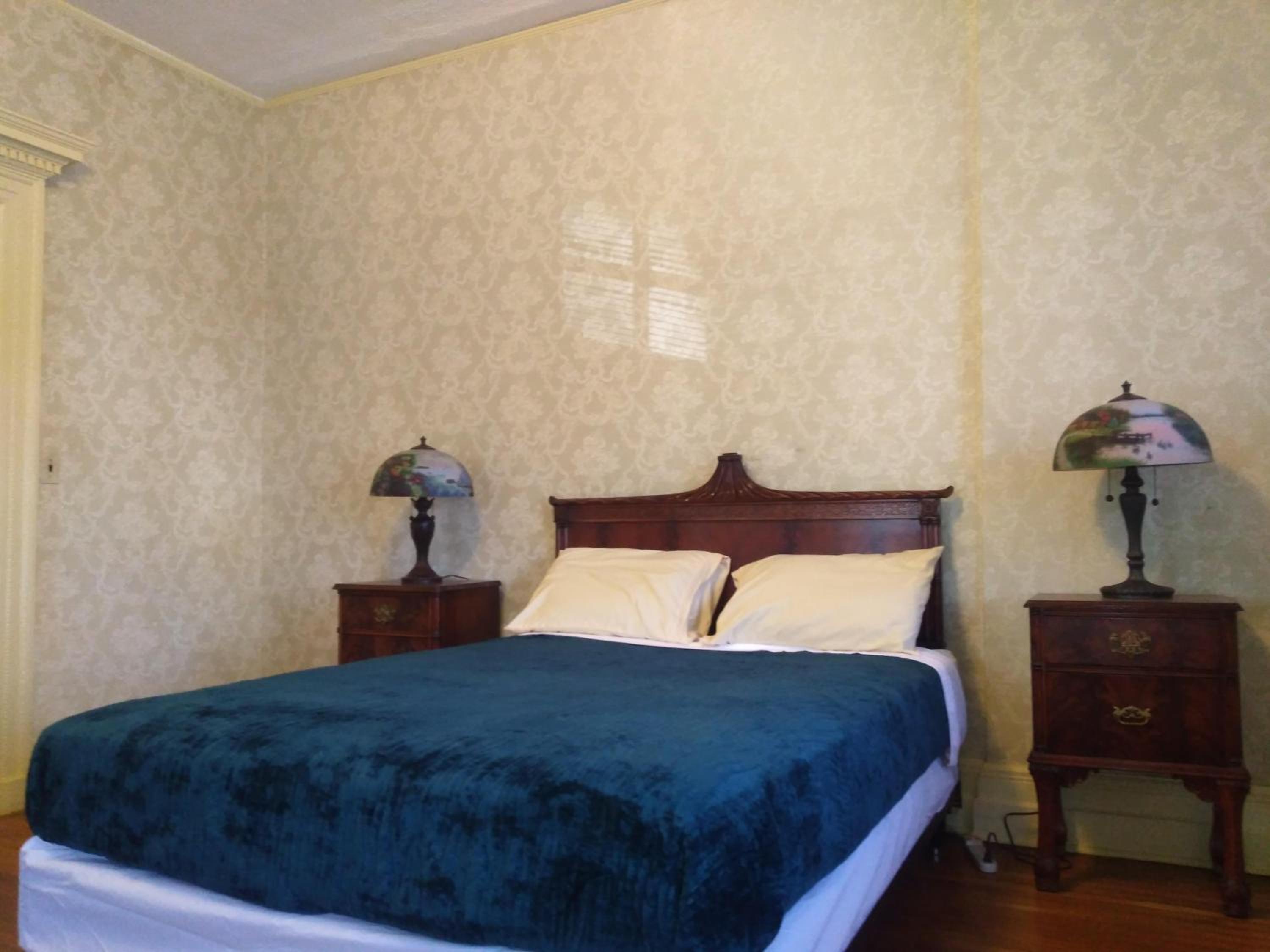 Deluxe Queen Suite photo 1