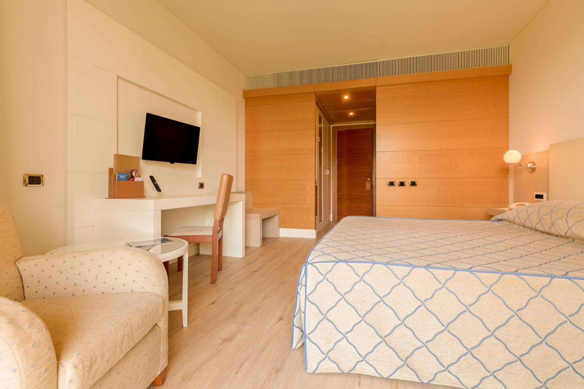 Double Room with Balcony and Garden View photo 2