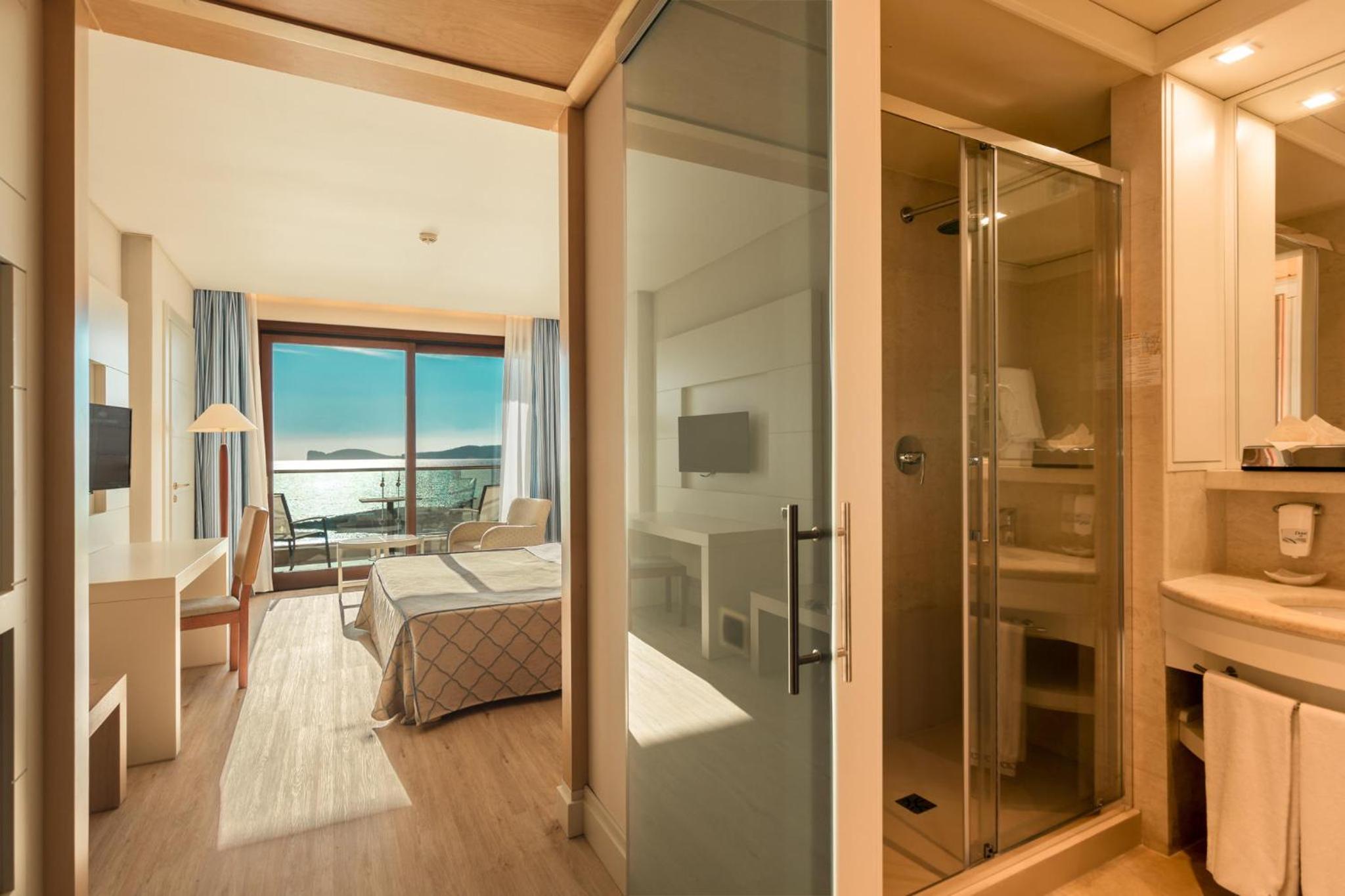 Double Room with Balcony and Frontal Sea View photo 3
