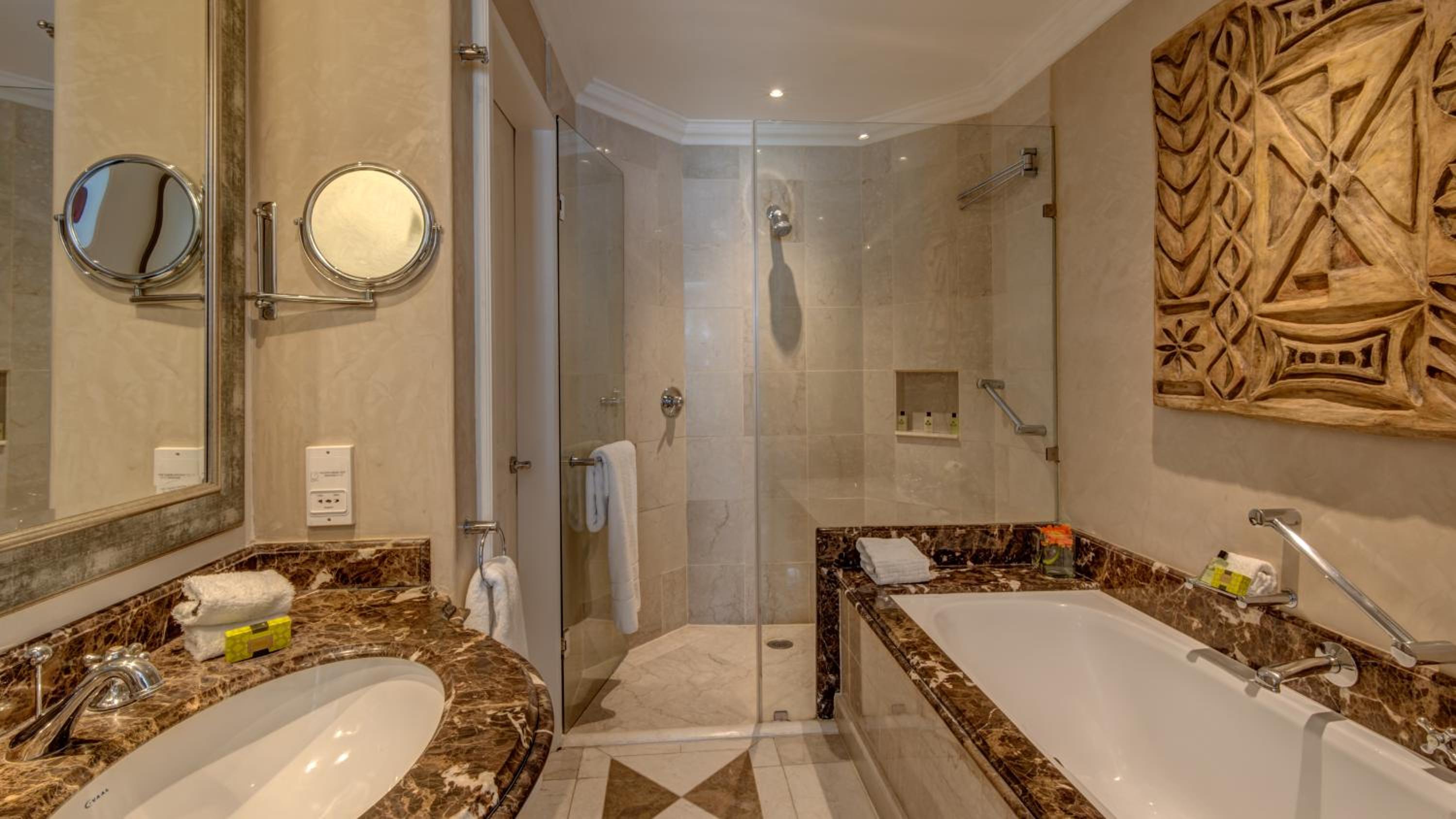 Classic King Room with Balcony - Photo 7