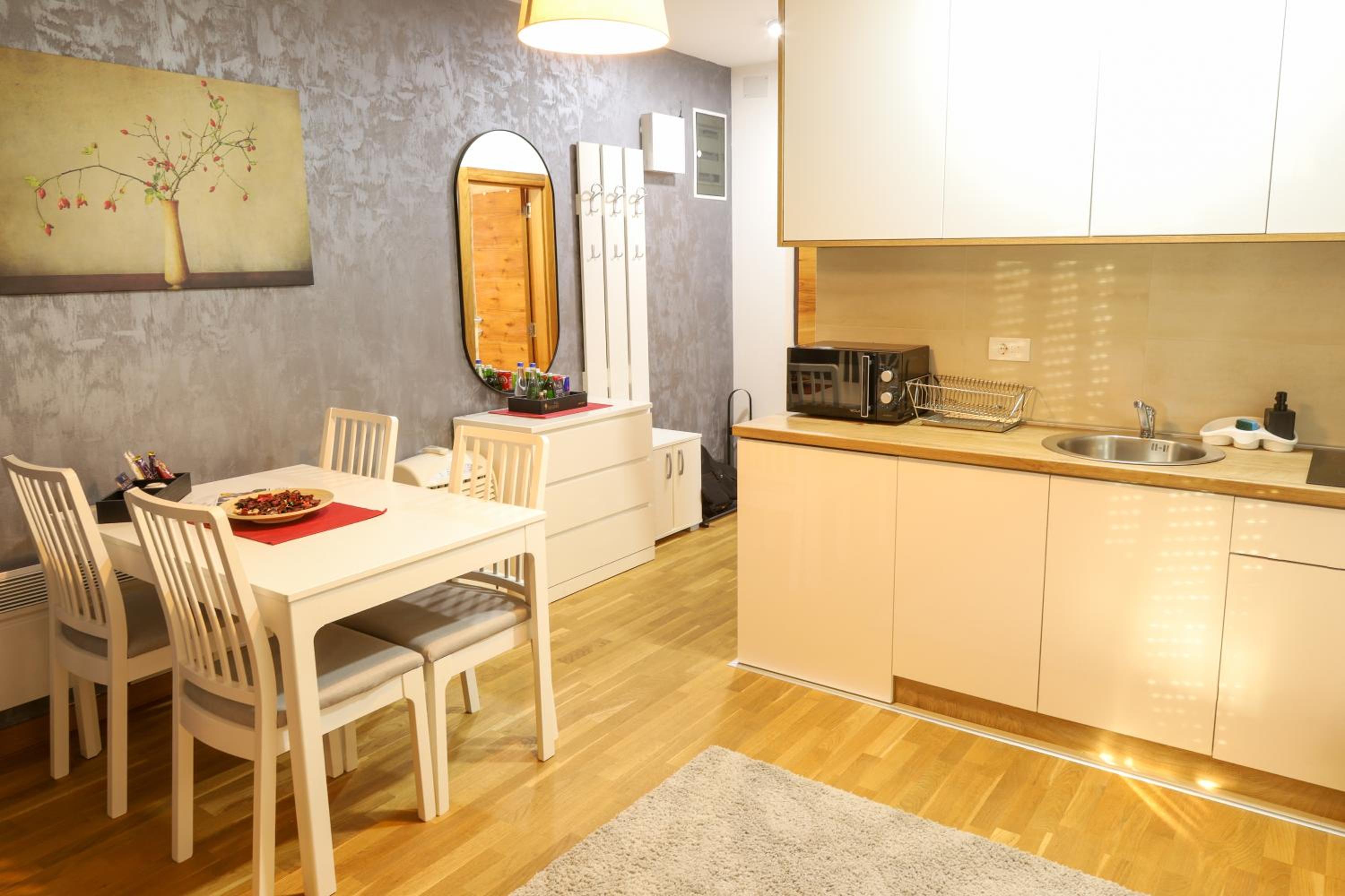 Deluxe Queen Suite - Photo 43