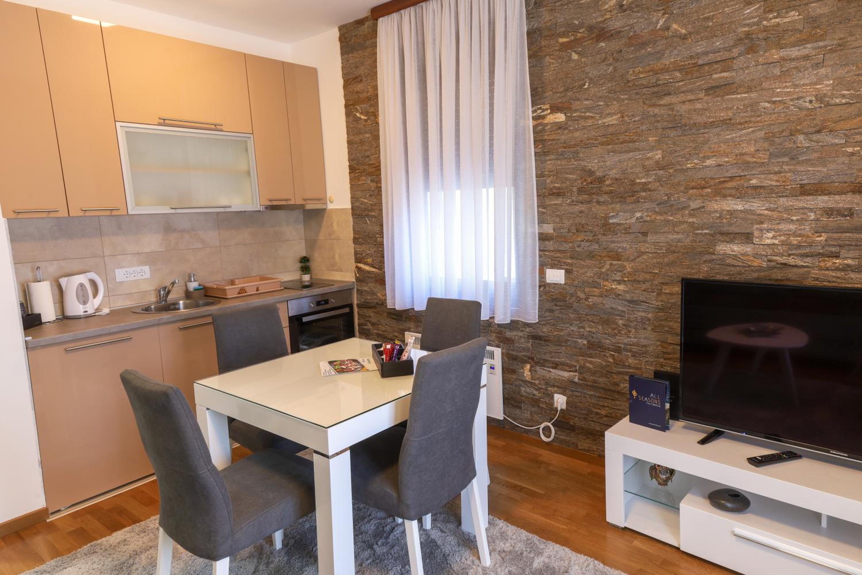 Deluxe Queen Suite - Photo 46