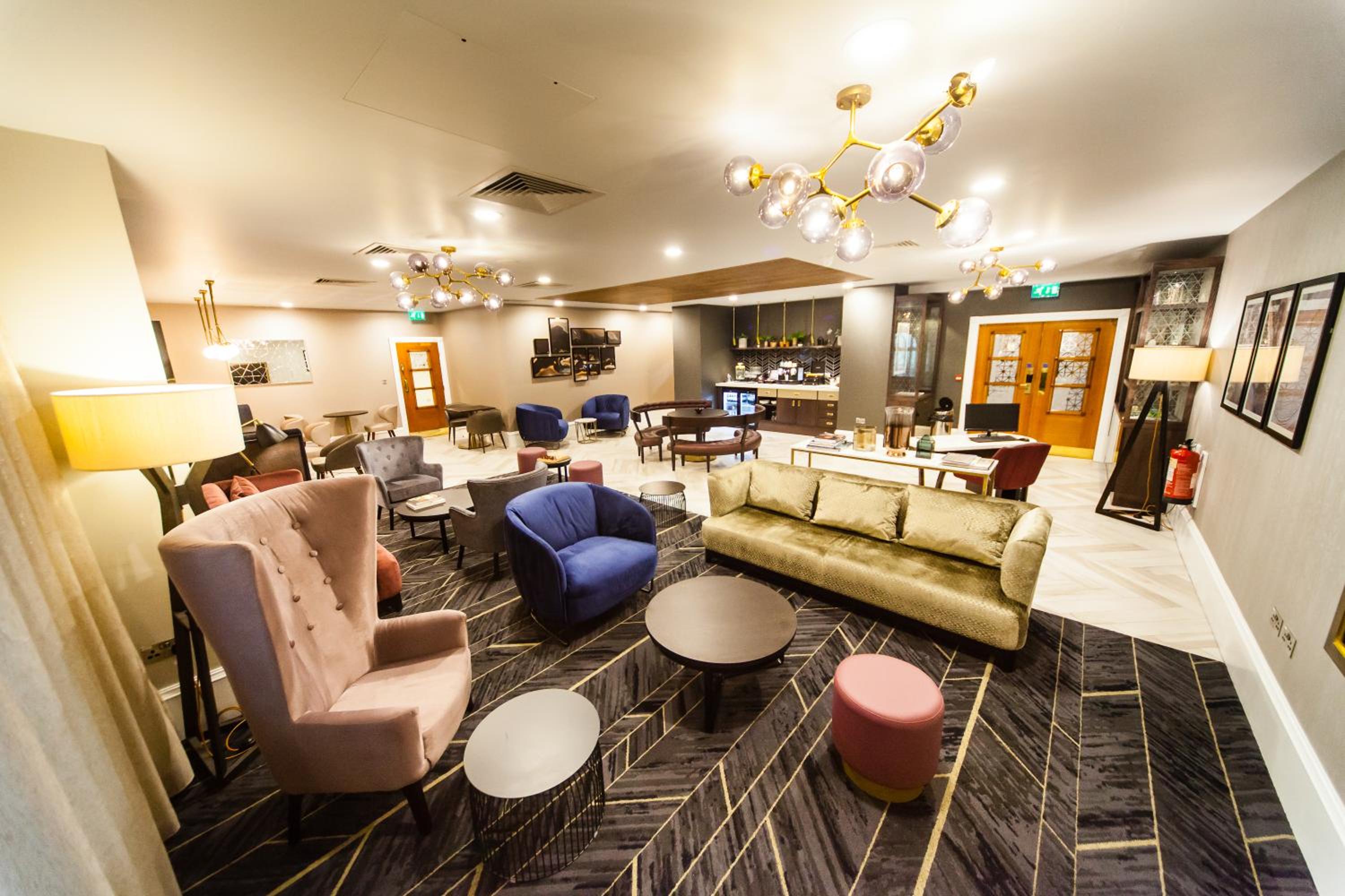 Standard Queen Room with Sofa Bed and Lounge Access - Photo 8