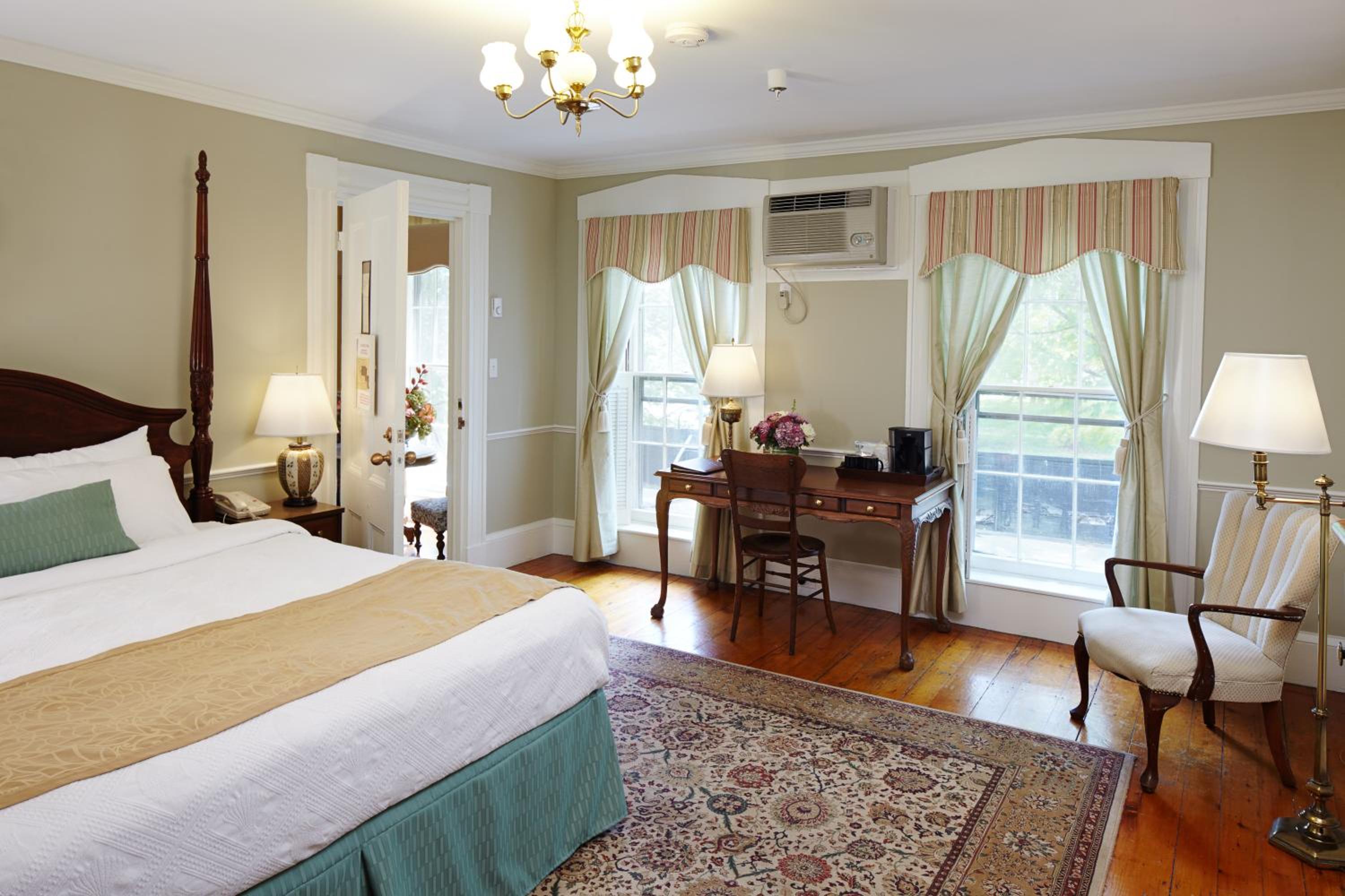 Deluxe King Room - Photo 2