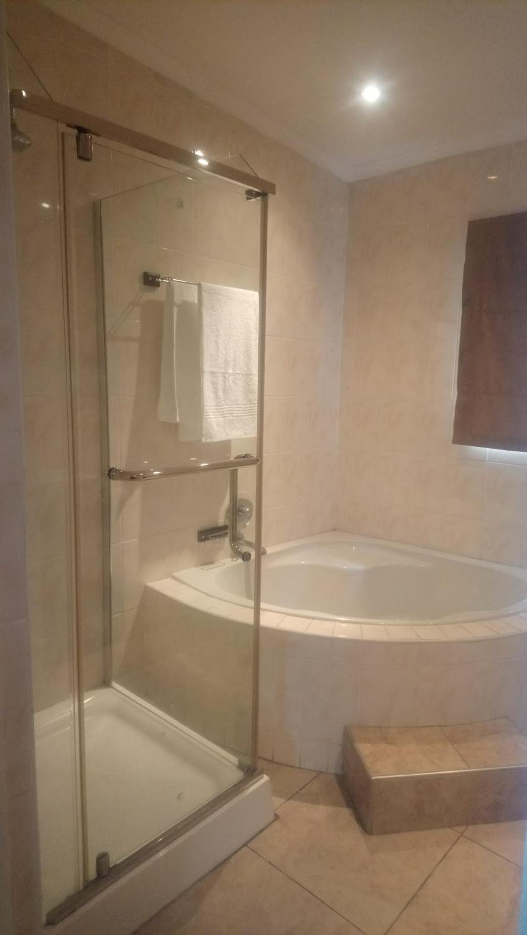 Queen Room photo 2