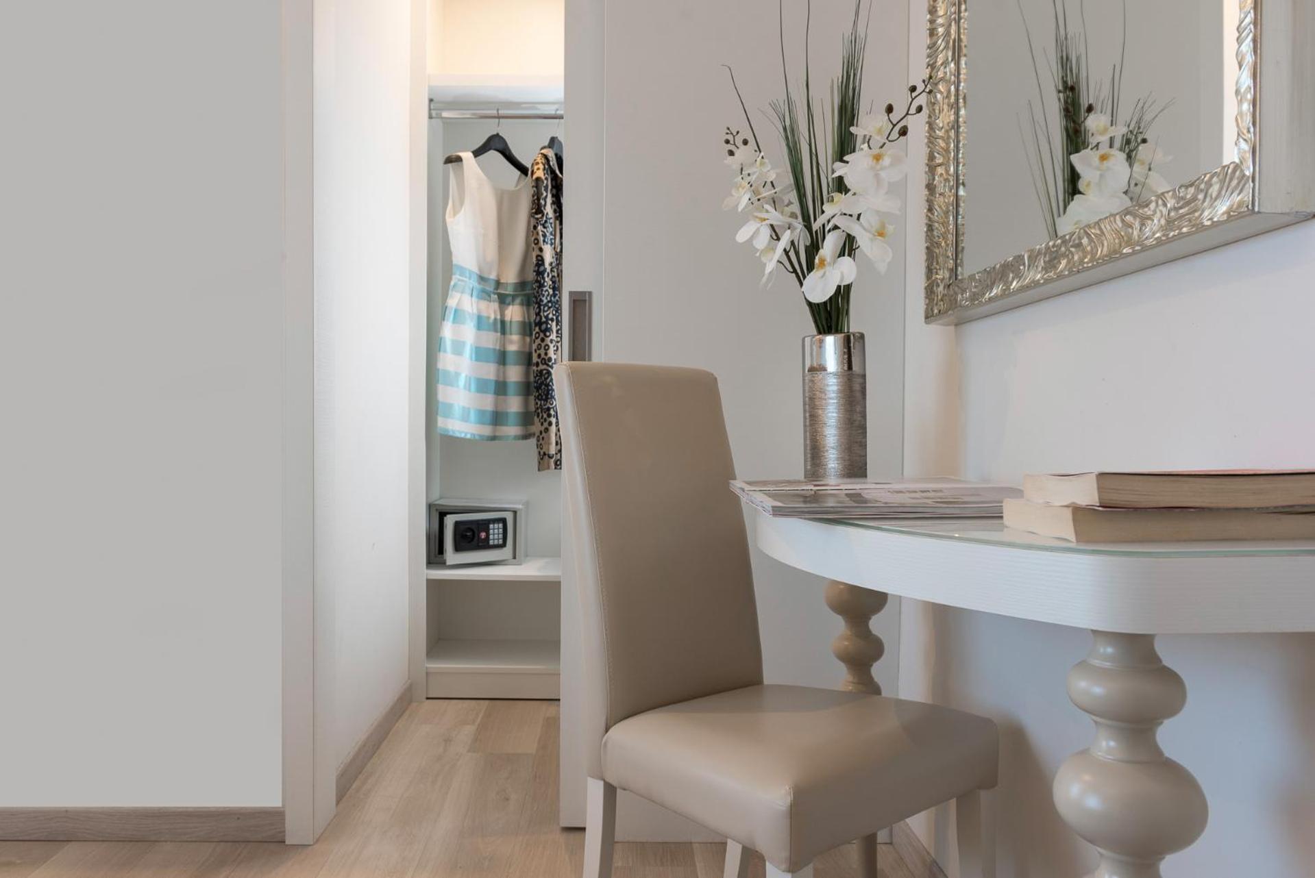 Superior Double or Twin Room with Side Sea View - Photo 3