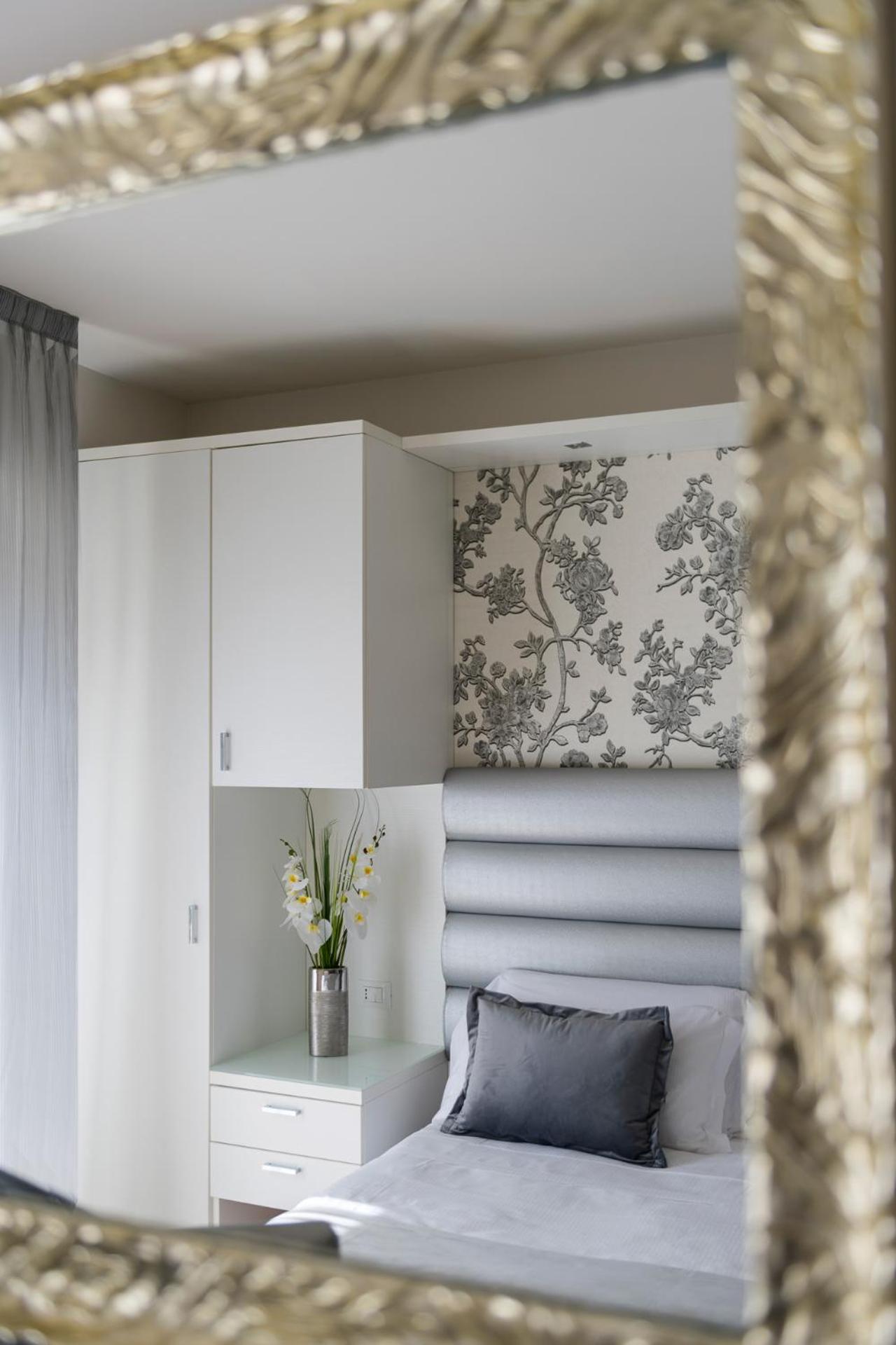 Superior Double or Twin Room with Side Sea View - Photo 1