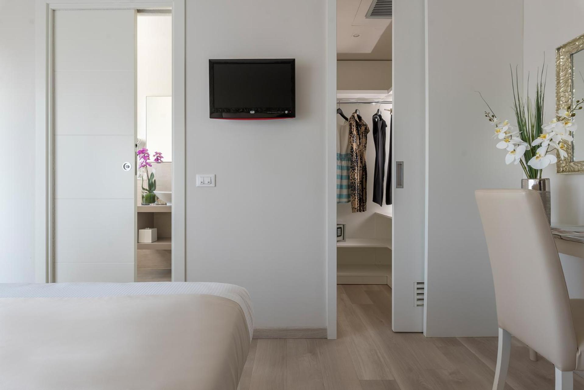 Superior Double or Twin Room with Side Sea View - Photo 8