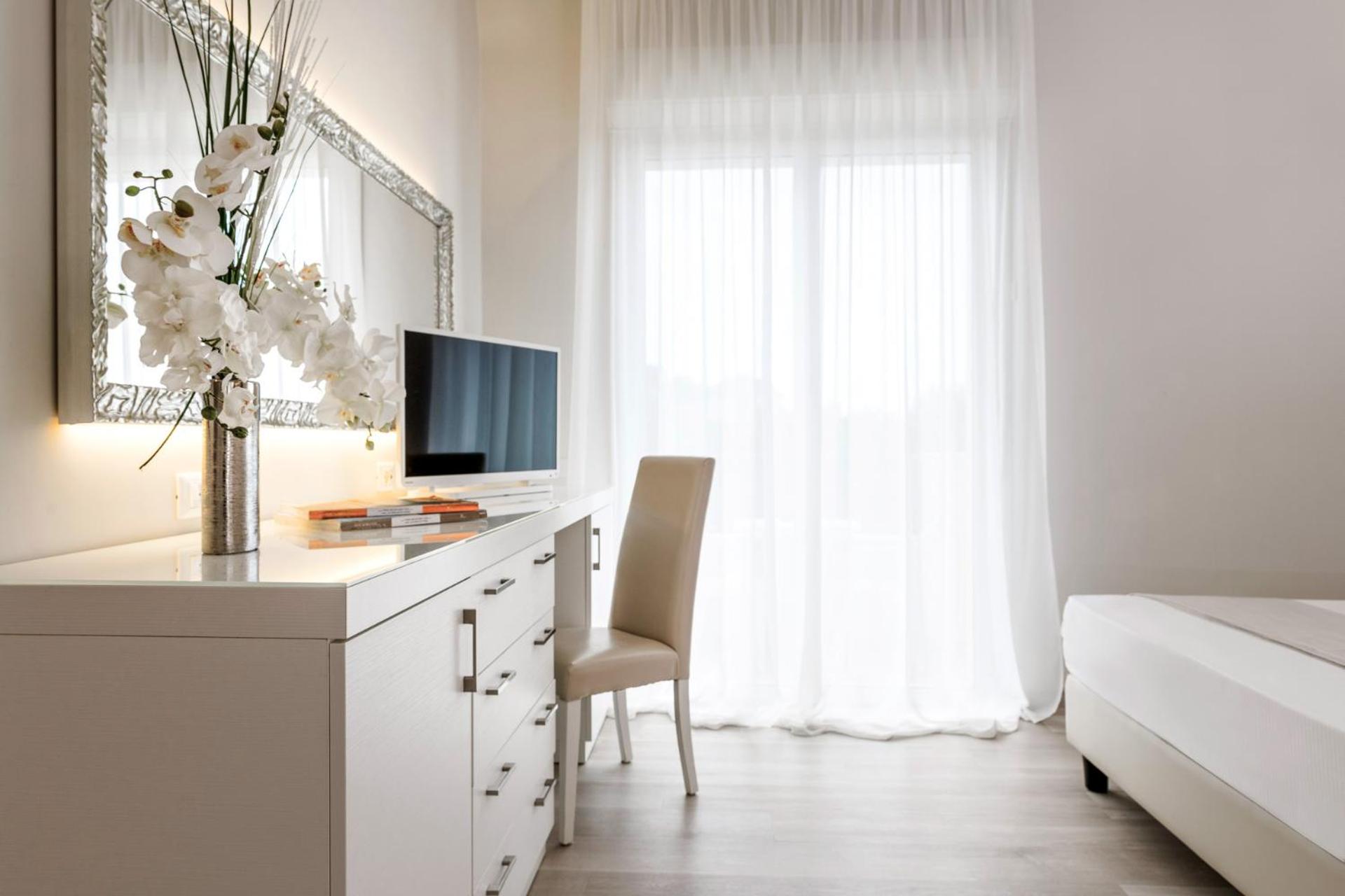 Elite Triple Room - Photo 8