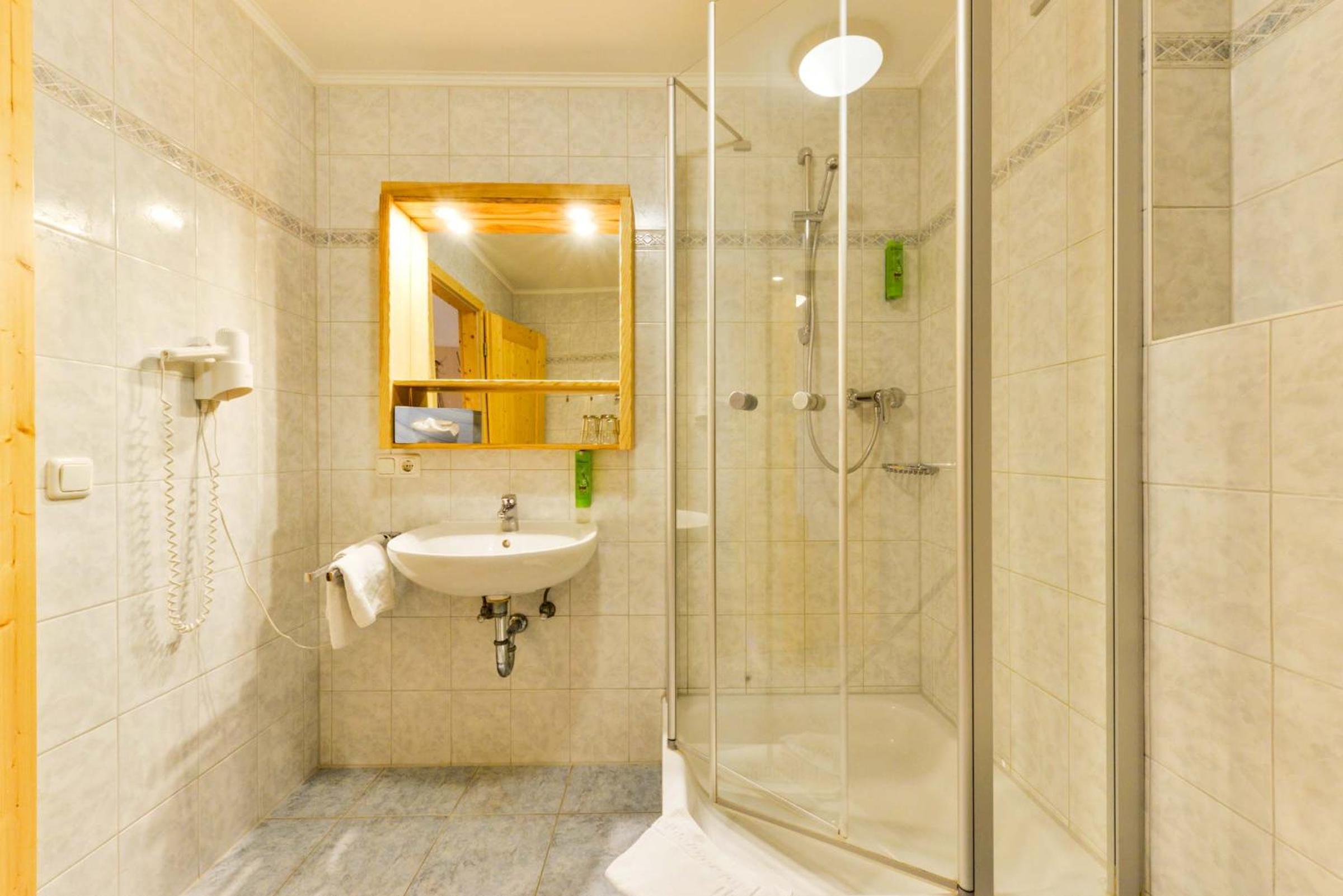 Double Room with Private Bathroom - Photo 2