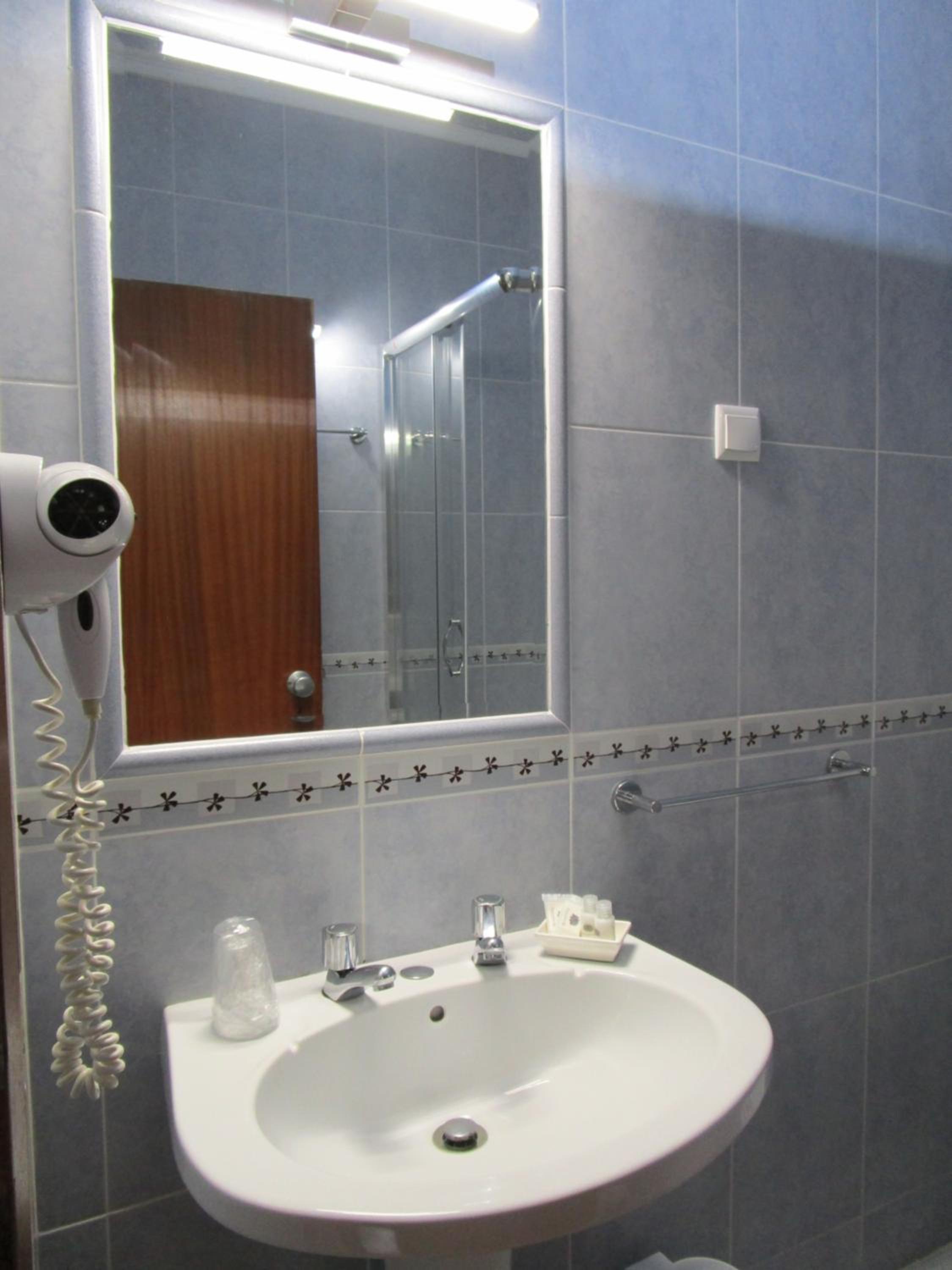 Superior Double or Twin Room thumbnail 5