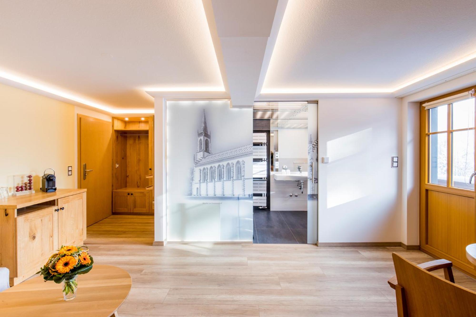 Junior Suite with Balcony - Photo 9