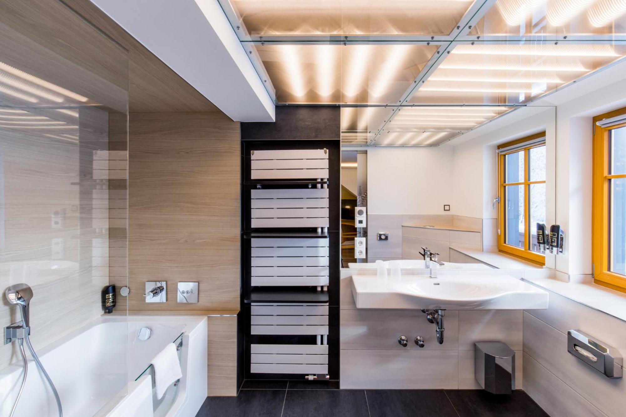 Junior Suite with Balcony - Photo 8