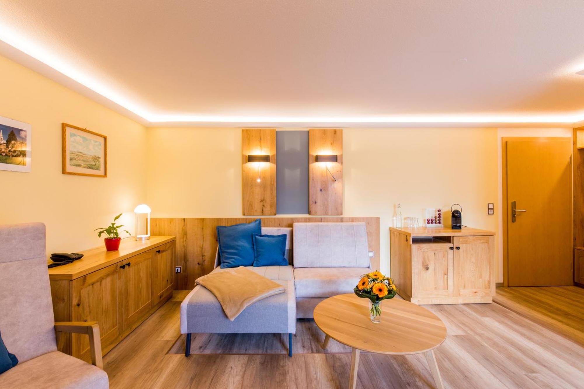 Junior Suite with Balcony - Photo 7