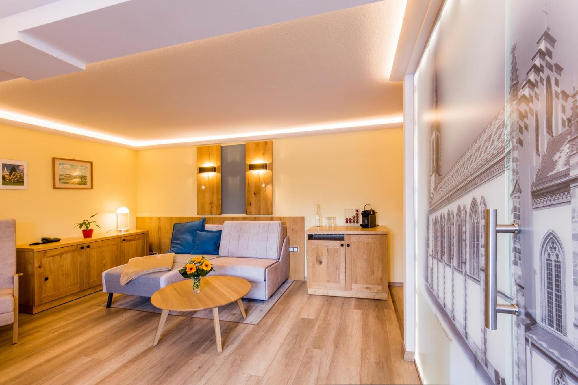 Junior Suite with Balcony - Photo 5