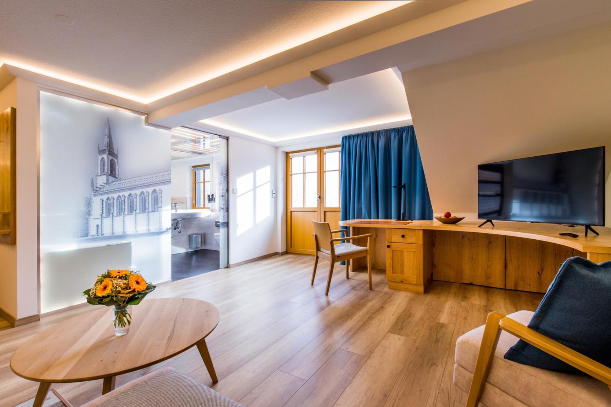 Junior Suite with Balcony - Photo 3