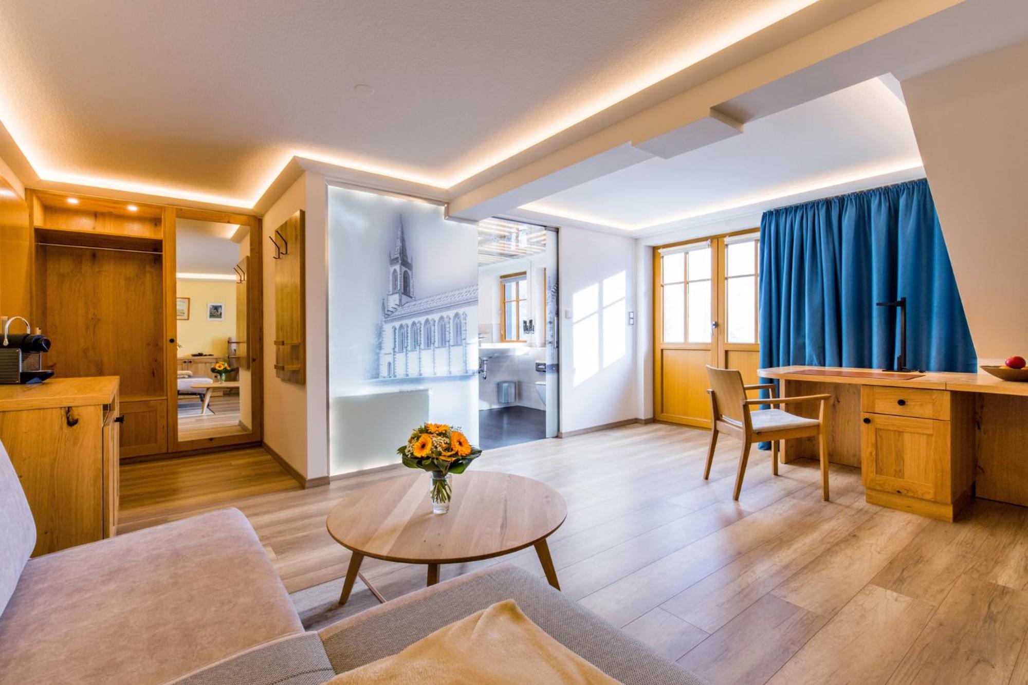 Junior Suite with Balcony - Photo 12