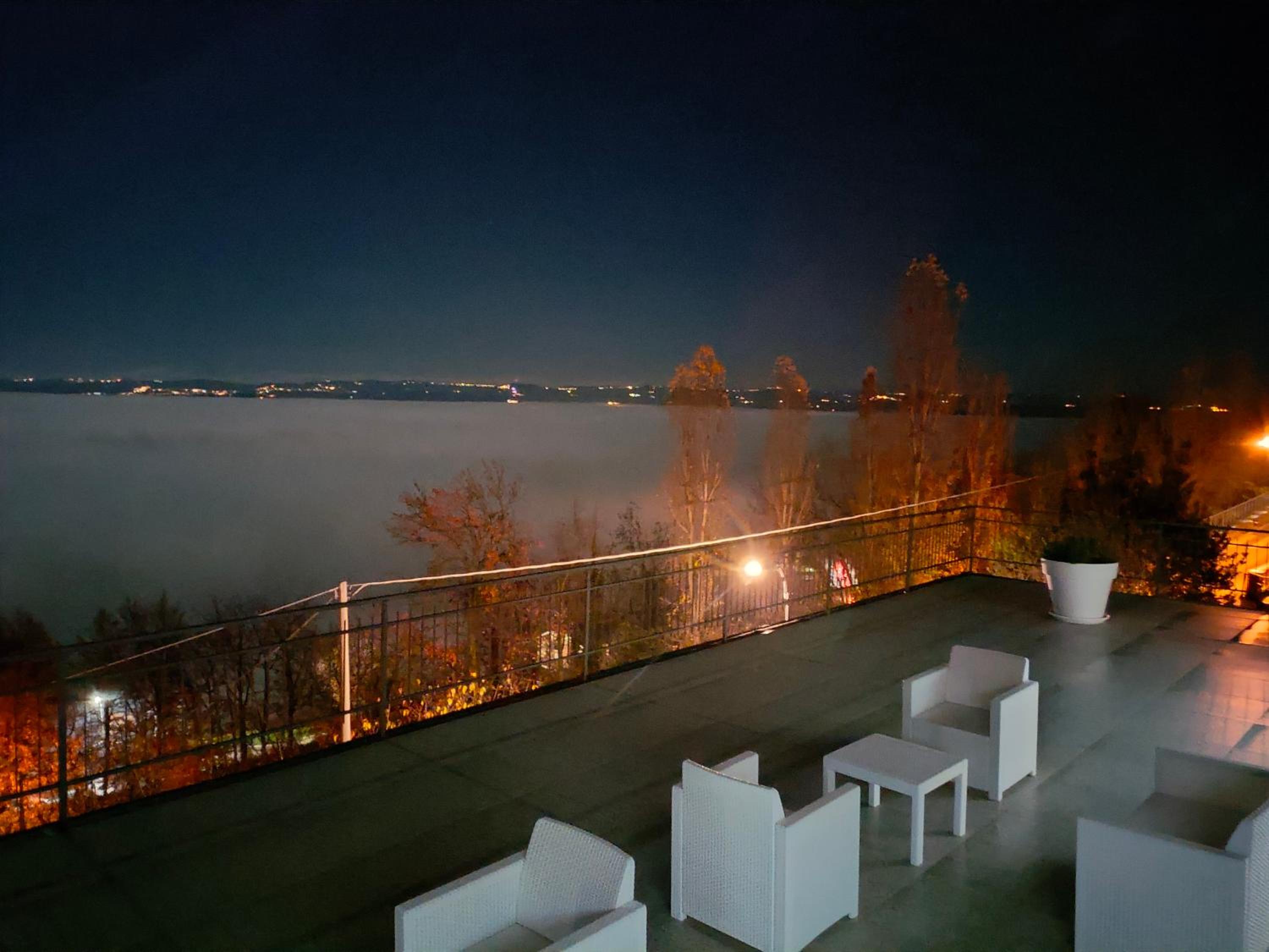 One-Bedroom Apartment with Balcony and Mountain View   photo 1